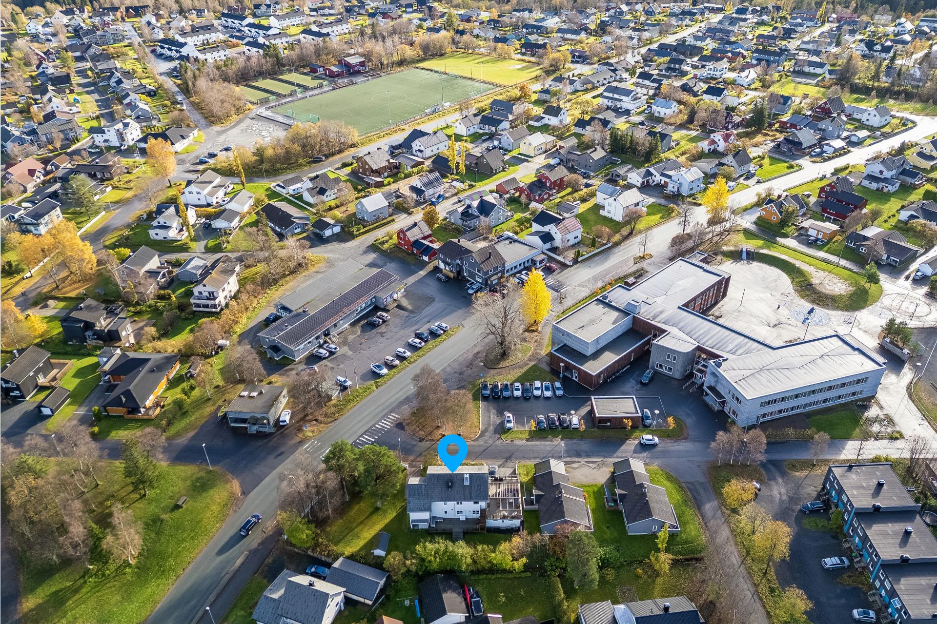 Eiendommen ligger i umiddelbar nærhet til Olderskog skole, dagligvare over gata og fotballbaner. . Bilde nummer 2 av 3