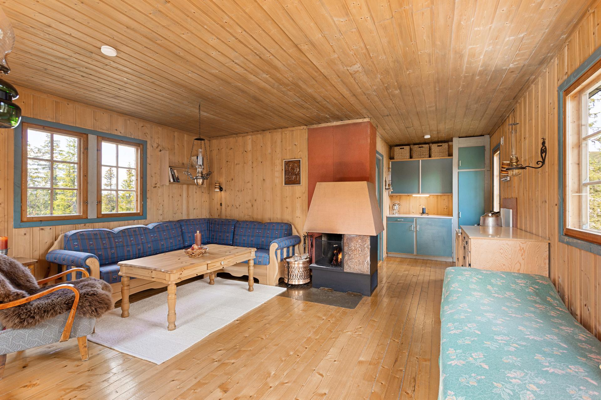 Hytta selges ferdig møblert og inneholder stue, enkelt kjøkken og 2 soverom med totalt ca. 7 sengeplasser + sovesofa i stua. Direkte utgang til terrasse. Ifølge selger er det mulighet for tilkobling til strøm fra strømboks plassert ved nabohytta.. Bilde nummer 3 av 3