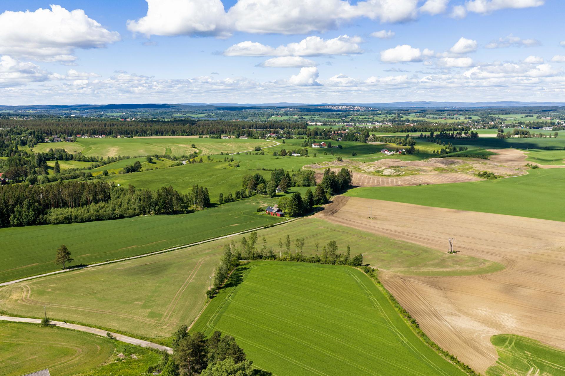 Eiendommen ligger fritt til, omgitt av skog og dyrket mark.  . Bilde nummer 2 av 3