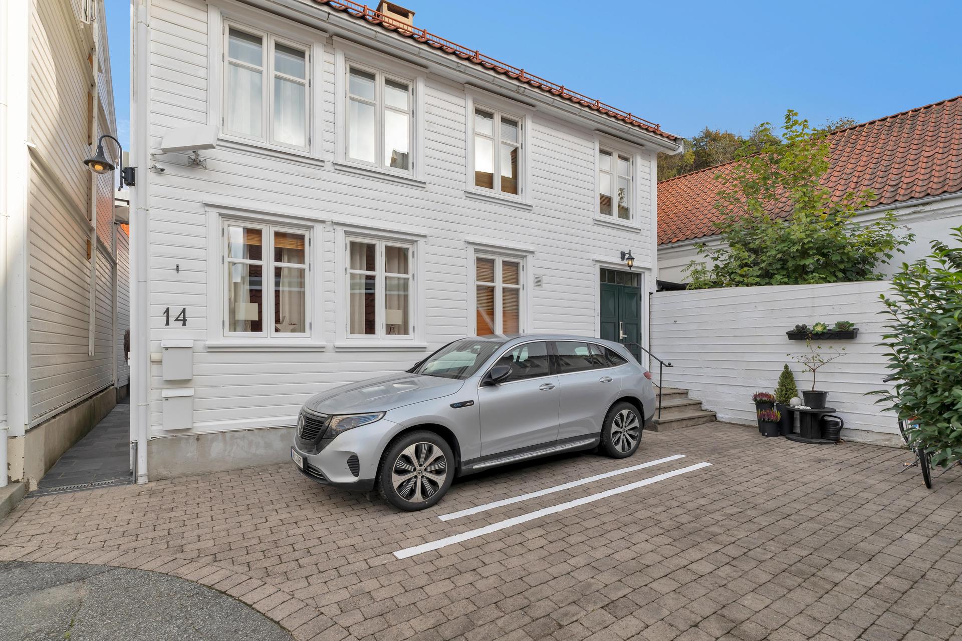 Velkommen til Johnstons gate 14 - Enebolig over tre plan med skjermet gårdsrom og takterrasse (Foto v/Boligfotografer). Bilde nummer 1 av 3