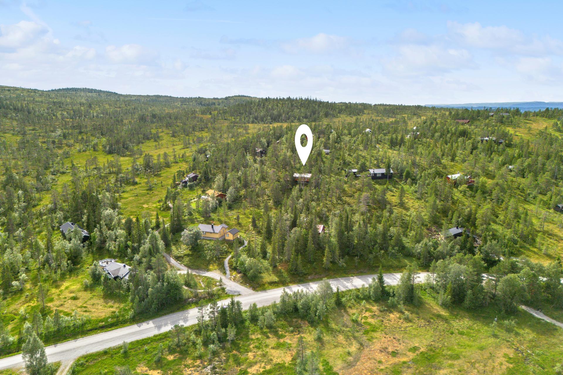 Hytten ligger i et høydedrag. Flott utsikt innover fjellet.. Bilde nummer 2 av 3