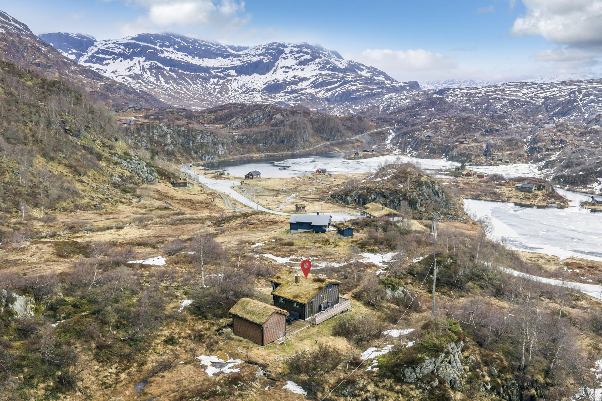 Eiendommen har en usjenert beliggenhet med nydelig utsikt over fjellandskapet, og byr på flotte naturopplevelser sommer som vinter.. Bilde nummer 2 av 3