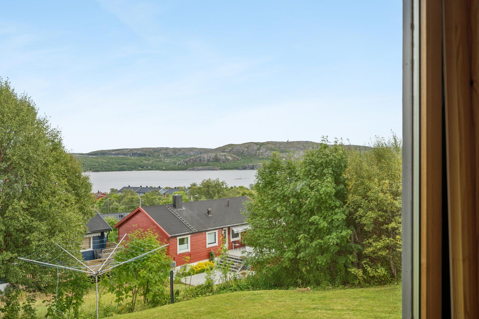 Fra eiendommen er det flott utsikt mot sjøen.. Bilde nummer 2 av 3