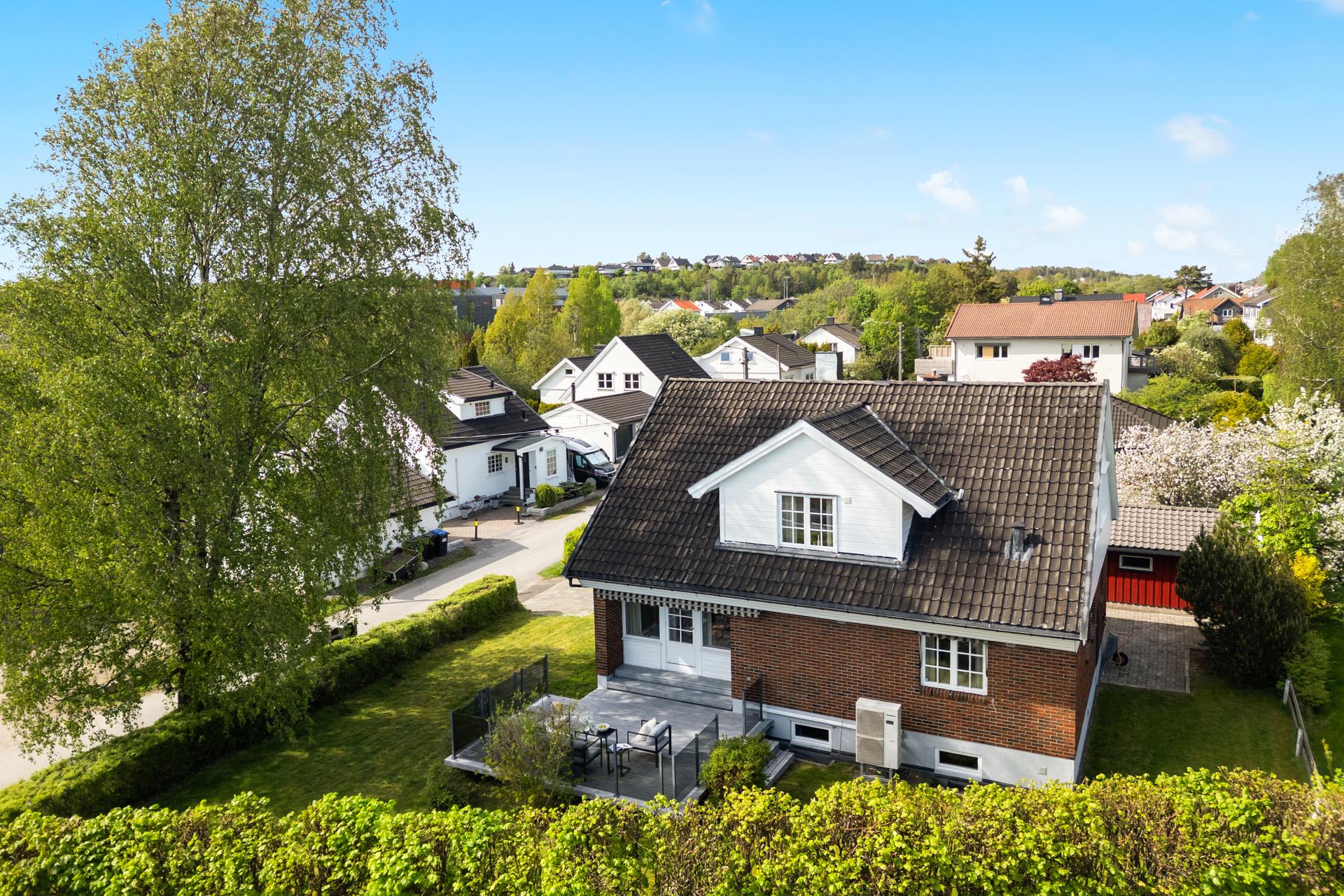Eiendommen har en skjermet hage og en frittstående garasje fra 1981.. Bilde nummer 3 av 3