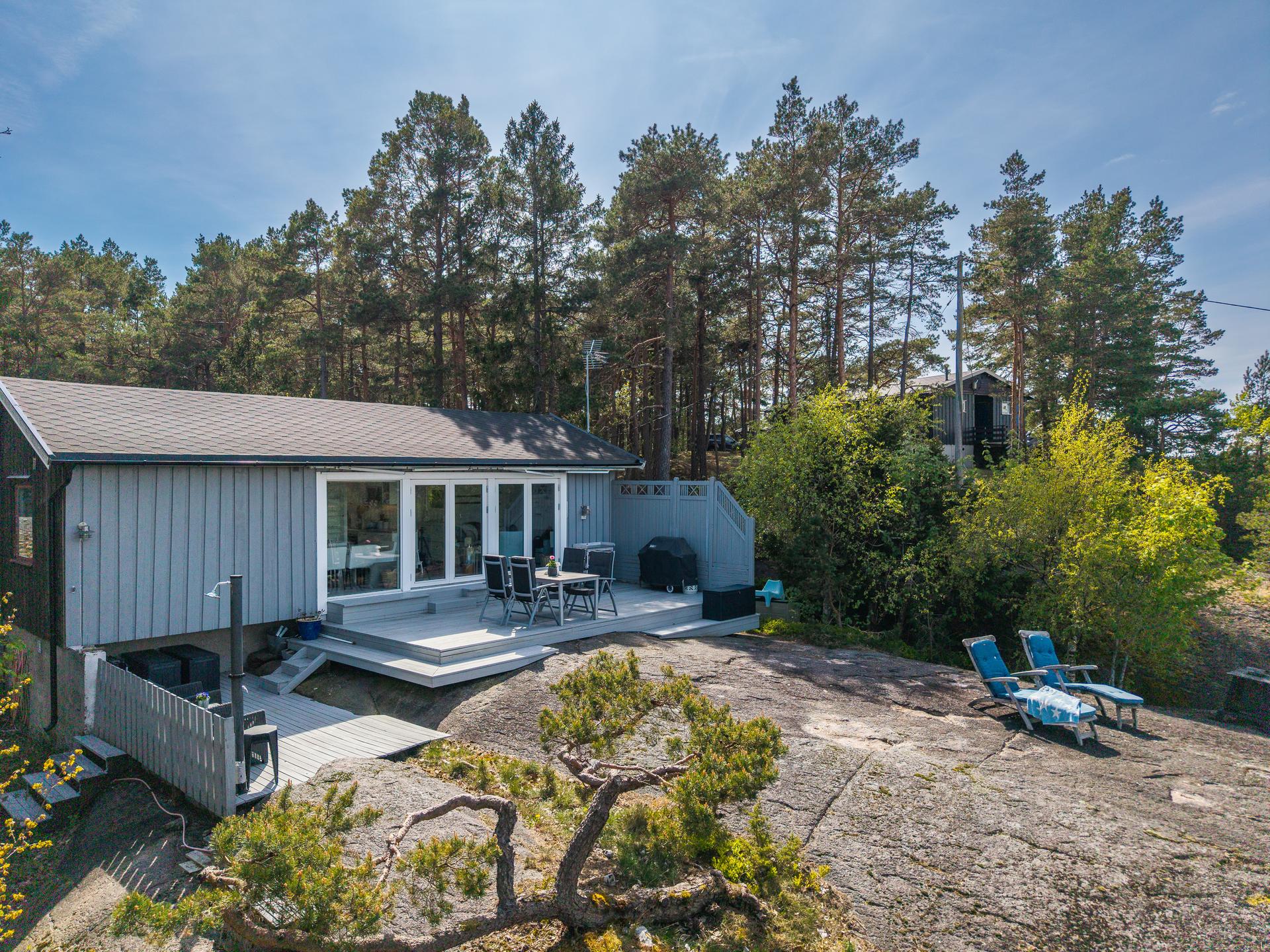 Uteplass med direkte utgang fra stuen, og videre ned på fjell. Utedusj på nederste terrasse plan.. Bilde nummer 3 av 3