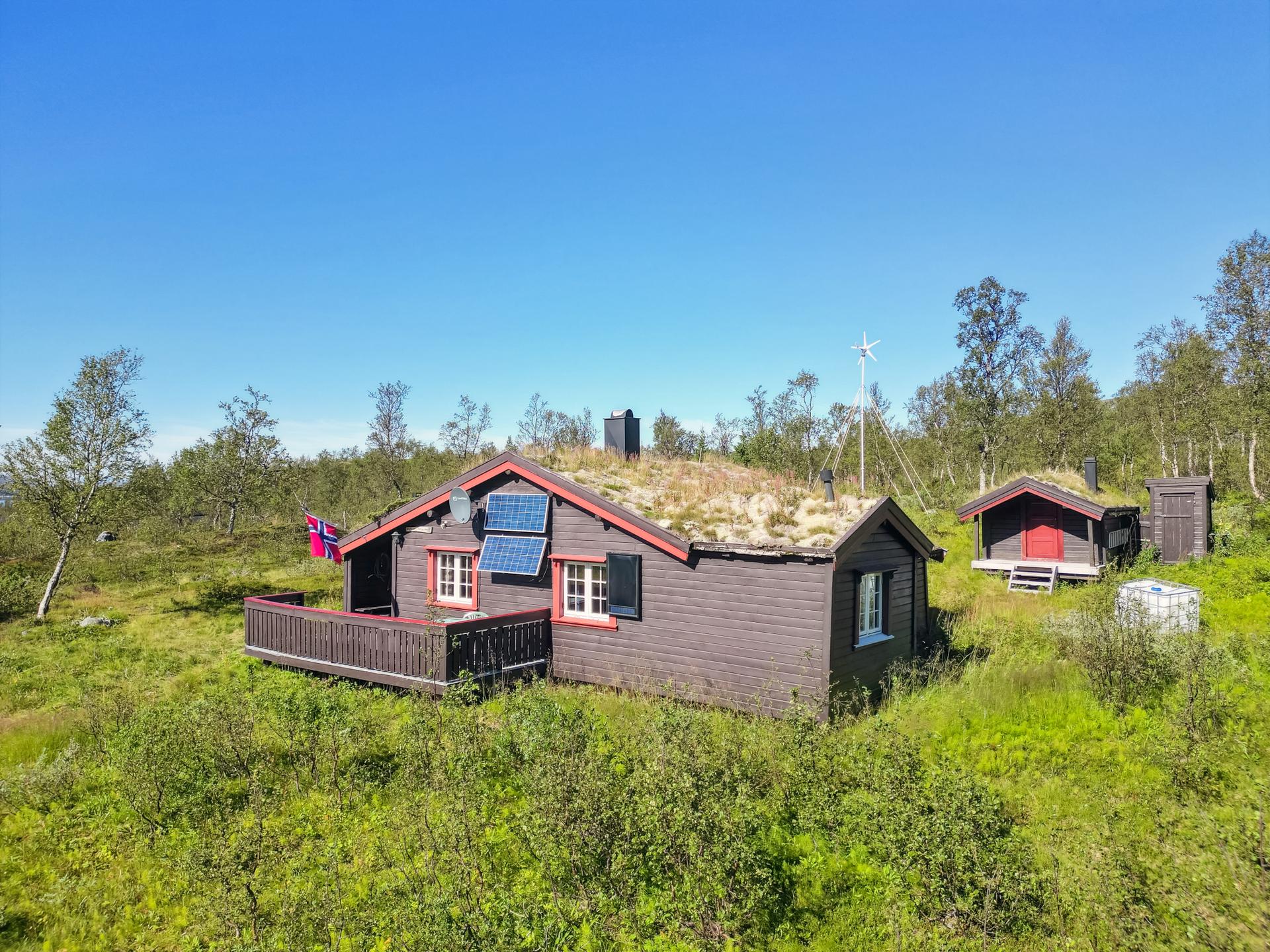 Koselig fjellhytte med torvtekking og uthus, usjenert plassert i naturskjønne omgivelser.. Bilde nummer 2 av 3