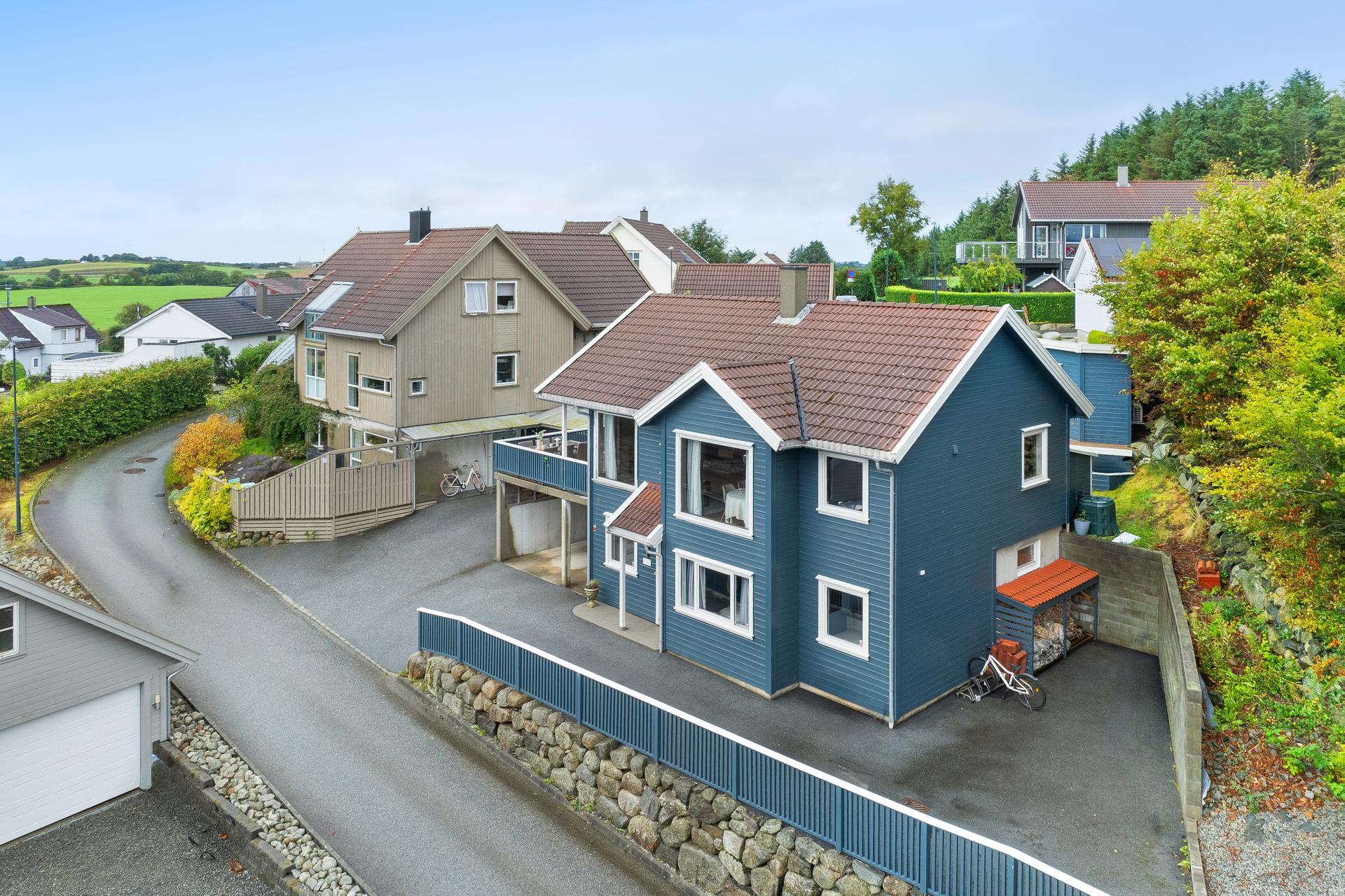 Innholdsrik enebolig over to plan med carport, asfaltert gårdsrom og pent opparbeidet tomt.. Bilde nummer 2 av 3