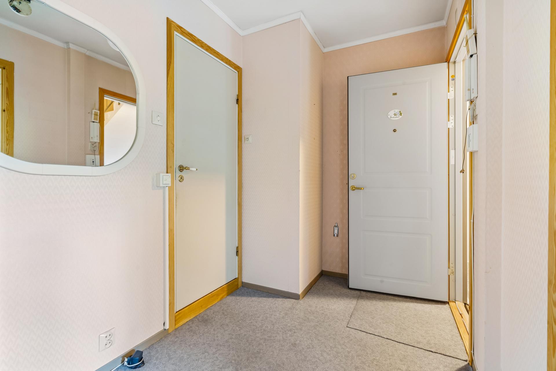 Entréen har porttelefon til felles inngangsdør og plass til klesoppheng.. Bilde nummer 3 av 3