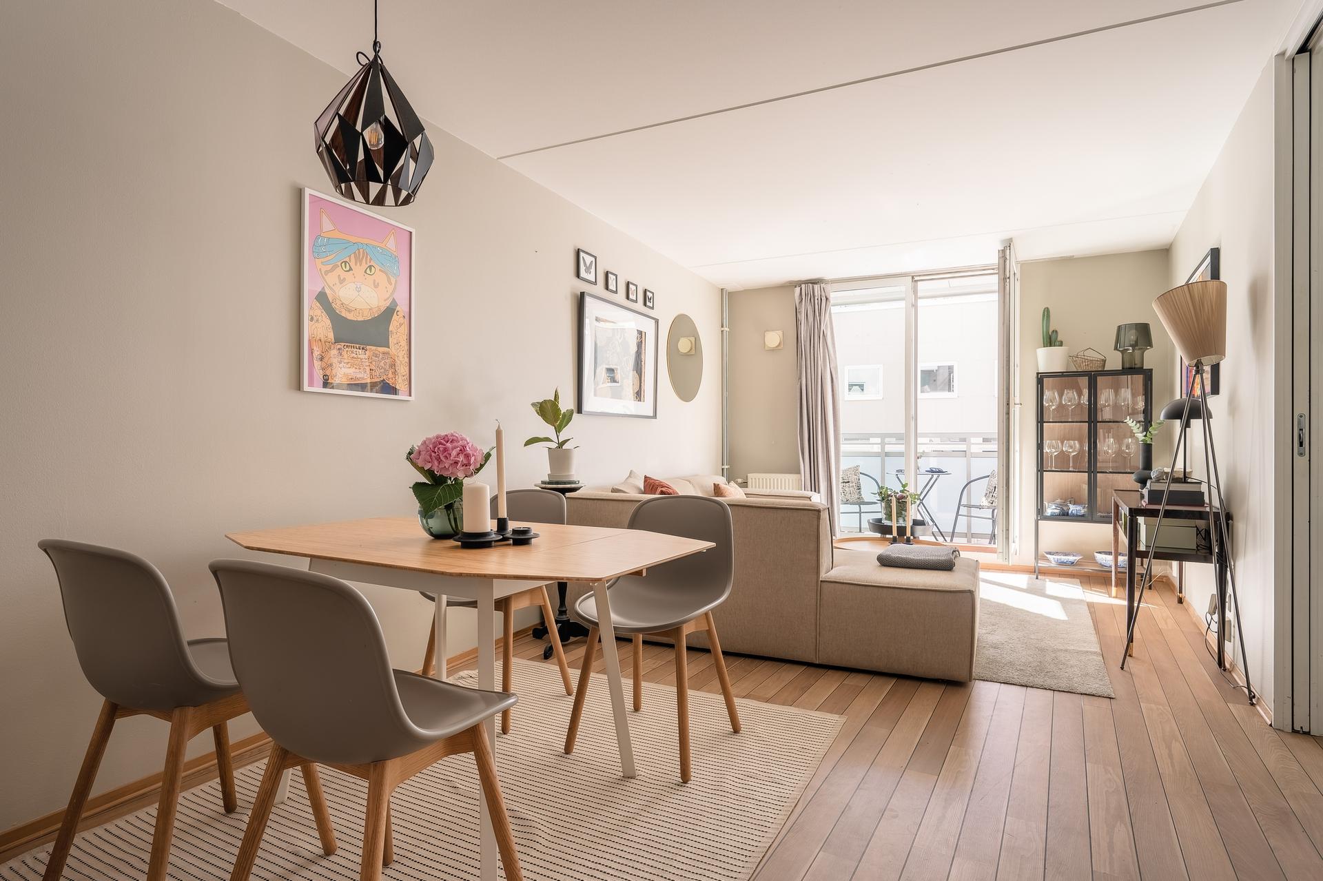 Dette er en lys og innbydende andelsleilighet med store vindusflater, sydvestvendt balkong og en romslig, gjennomtenkt planløsning.. Bilde nummer 2 av 3