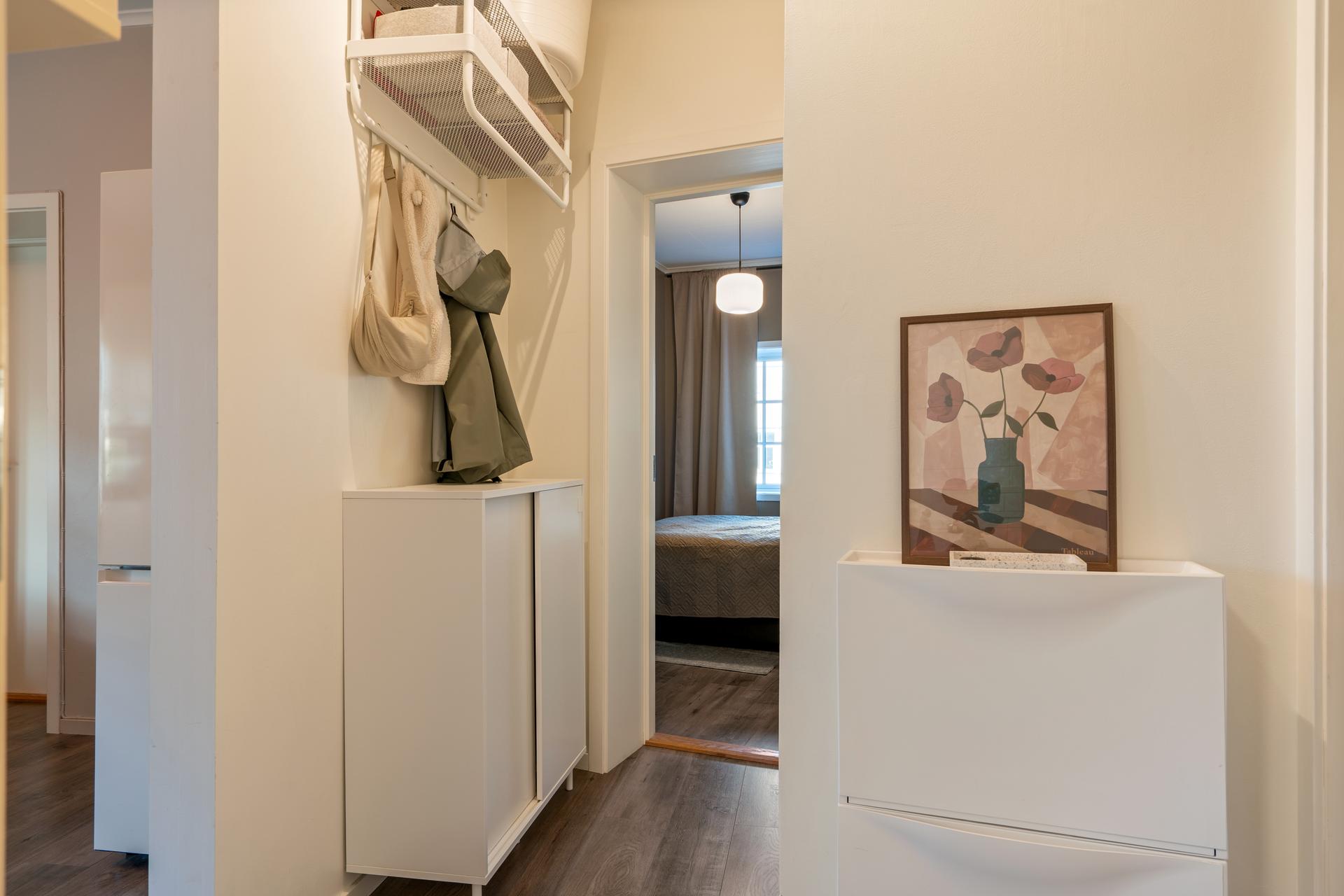 Entré med plass til klesoppheng og oppbevaring.. Bilde nummer 3 av 3