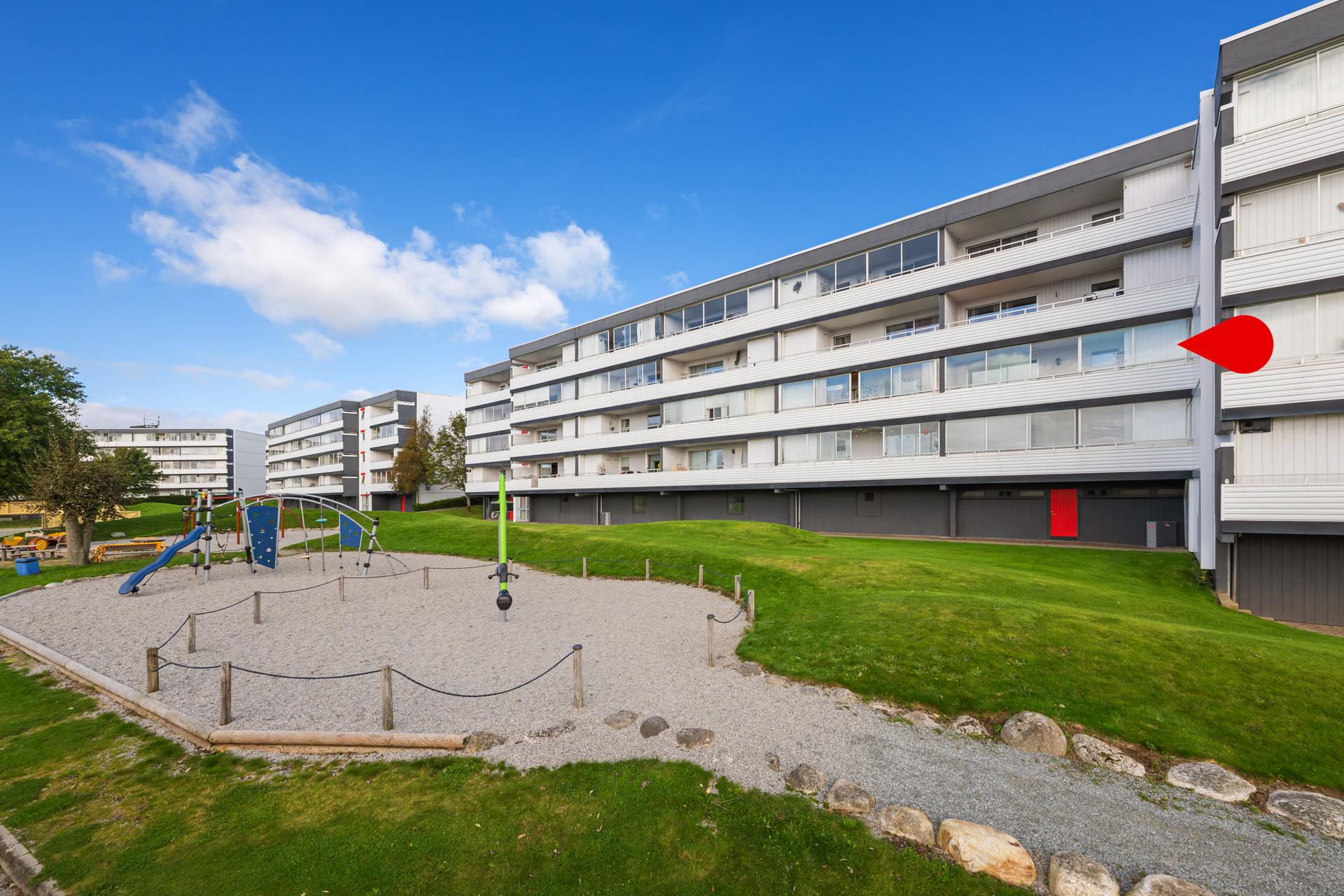 EiendomsMegler1 v/ Kjetil Helland presenterer Sundelia 10 - en fin, innholdsrik leilighet med praktisk romløsning, gode solforhold og utsikt. Foto: Svein Ove Andersen. Bilde nummer 1 av 3
