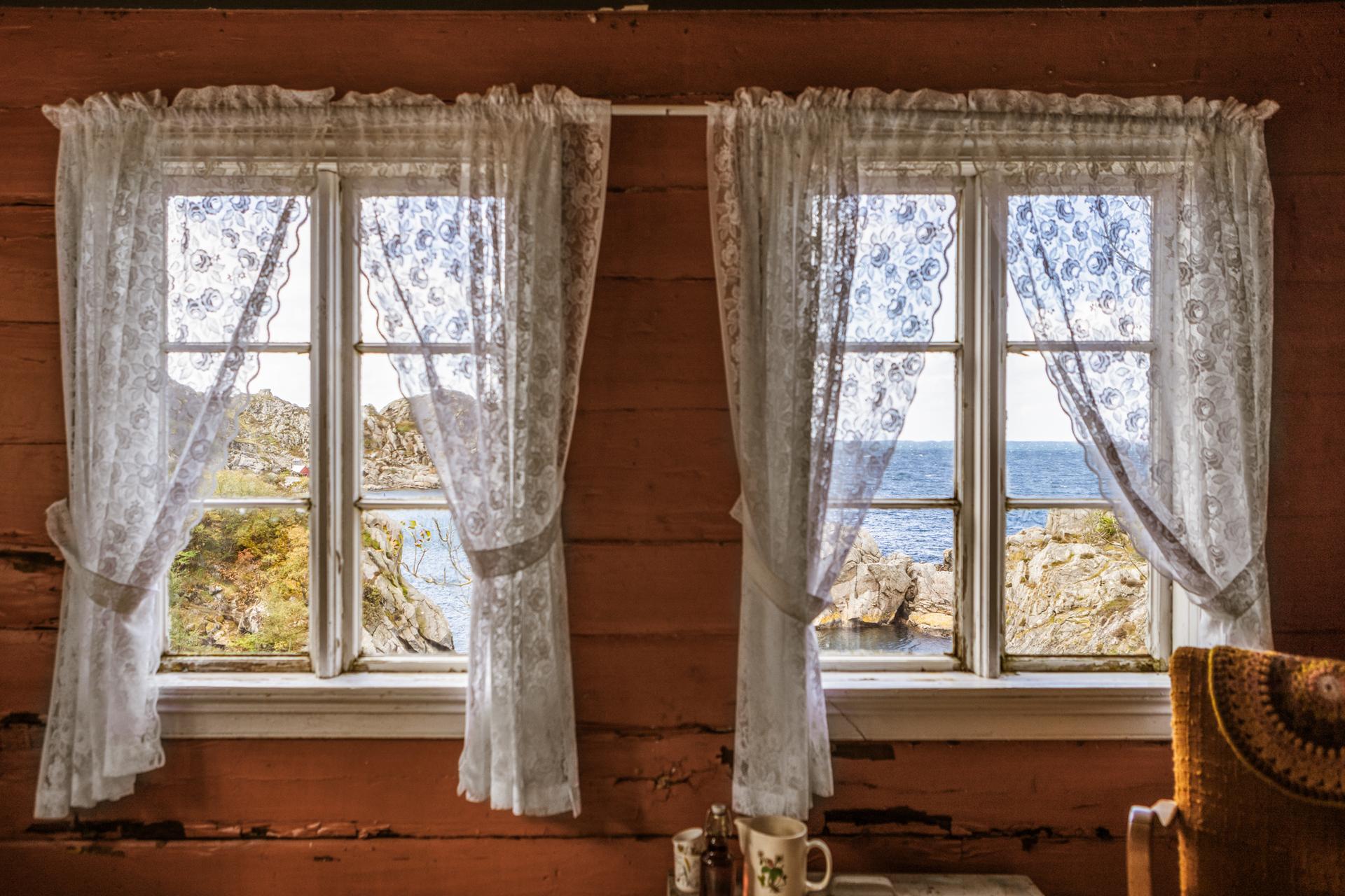 Fra stuevinduene er det direkte utsyn mot viken og havet.. Bilde nummer 3 av 3