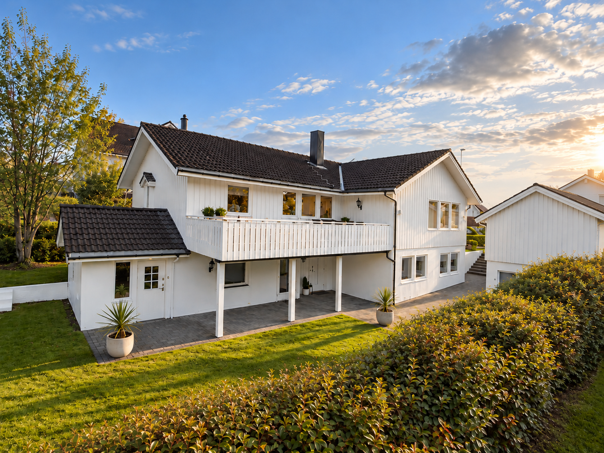 Romslig, flat og fint opparbeidet tomt med gode solforhold. . Bilde nummer 2 av 3