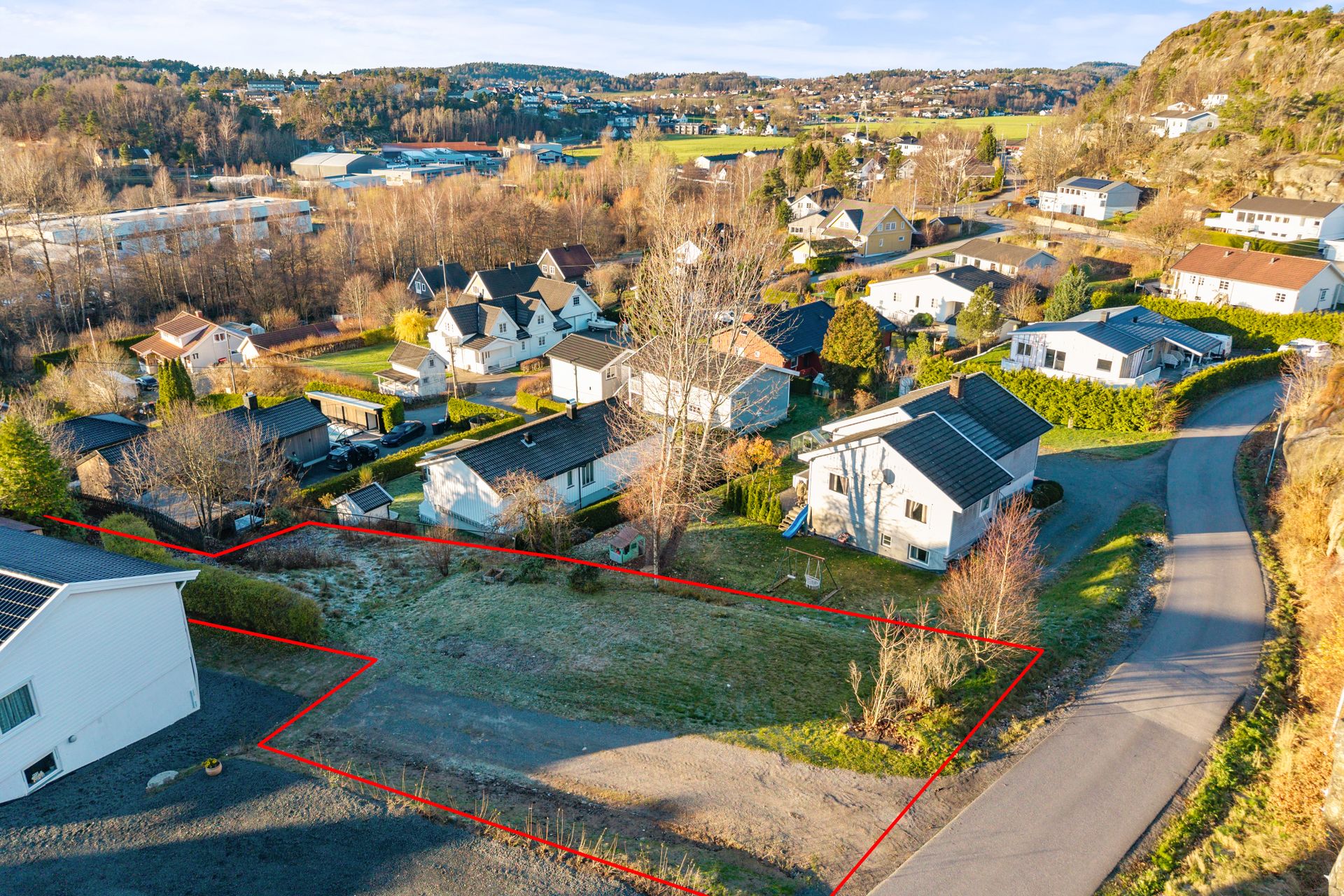 Velkommen til Gjekstad – et populært og veletablert boområde hvor du kan realisere boligdrømmen på en romslig tomt med en av områdets beste beliggenheter.. Bilde nummer 1 av 3