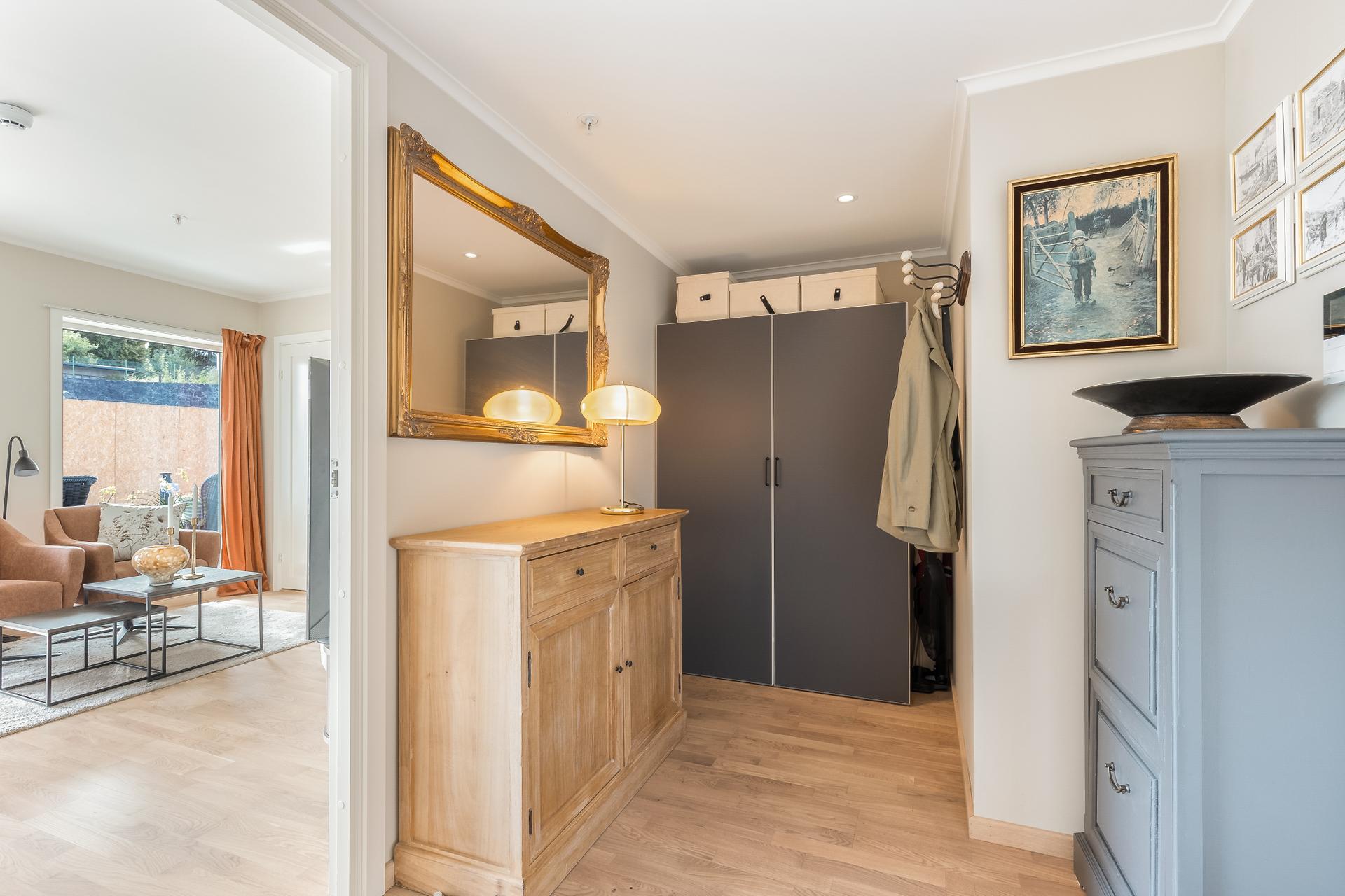 Hyggelig entre som ønsker velkommen inn, med plass til å sette fra seg sko og henge fra seg yttertøy blant annet i garderobeskap. . Bilde nummer 3 av 3