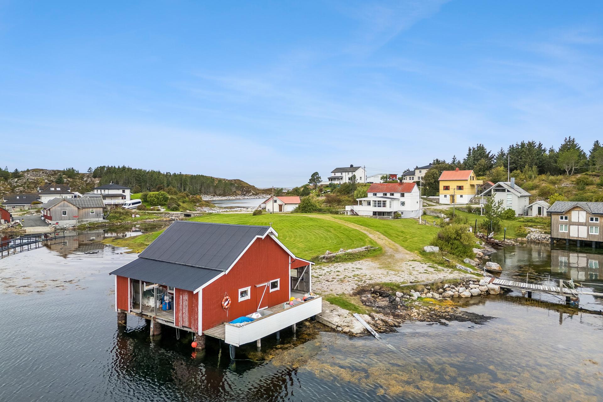 Stor og innholdsrik eiendom med idyllisk beliggenhet ved sjøkanten. Bilde nummer 2 av 3