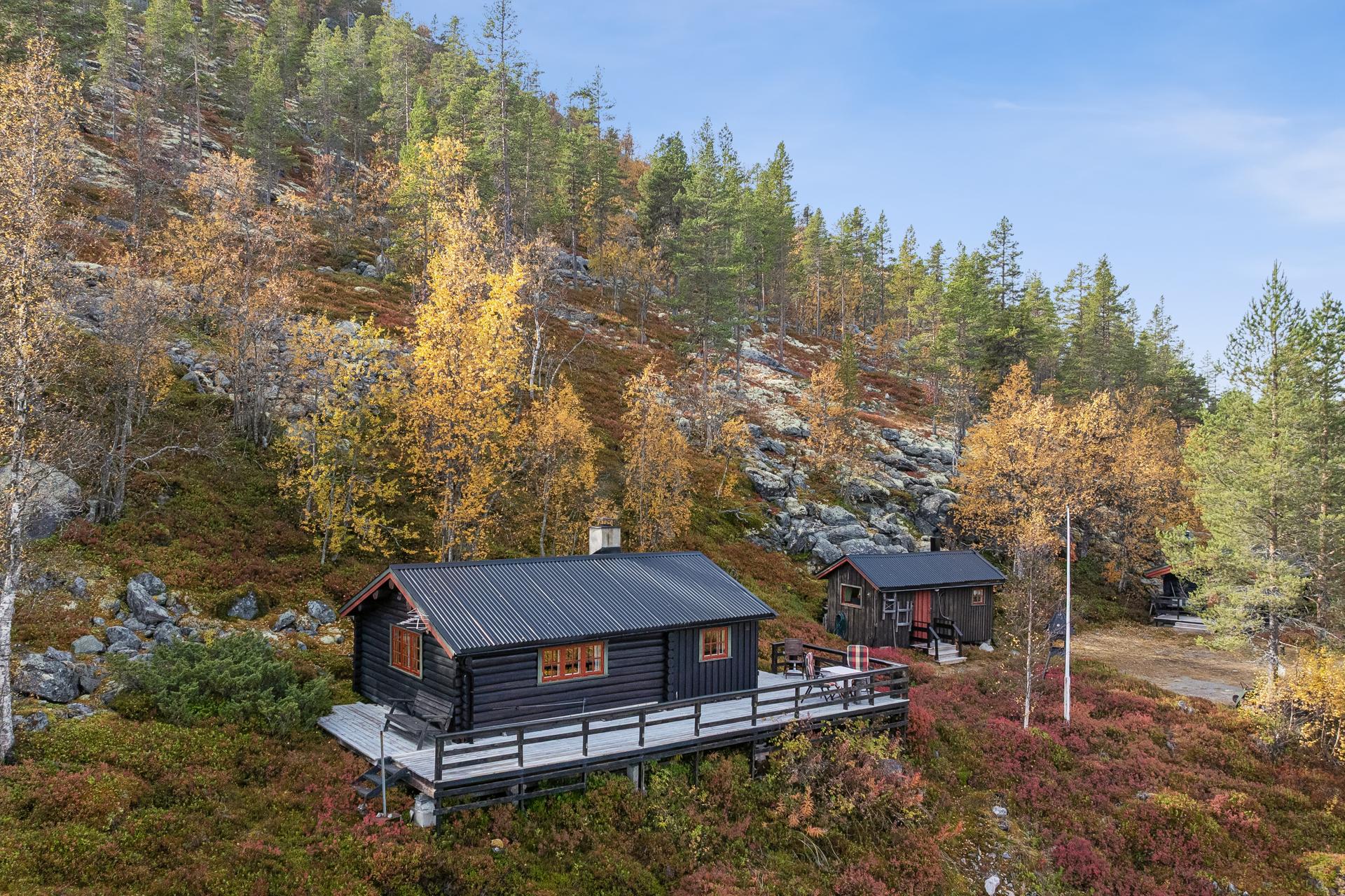 Fritidseiendom i naturskjønne omgivelser på Renåfjellet, bestående av tradisjonell tømmerhytte, frittstående anneks og uthus.. Bilde nummer 2 av 3