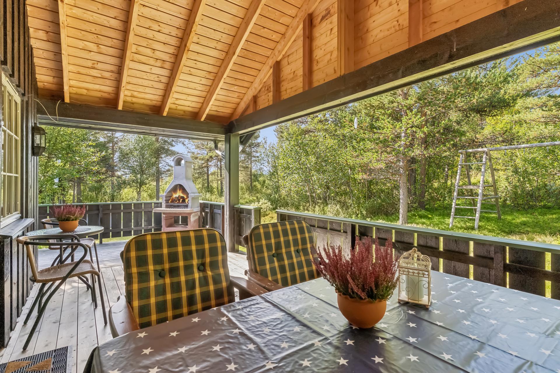 Delvis overbygd veranda. Bilde nummer 2 av 3