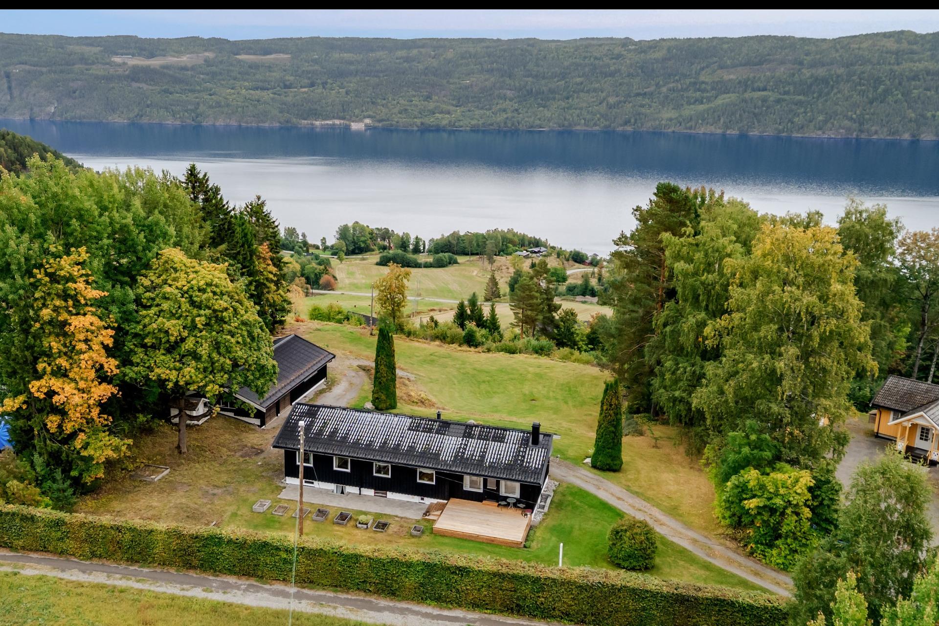Enebolig over to plan, høyt og fritt plassert med utsyn over Holsfjorden.. Bilde nummer 1 av 3