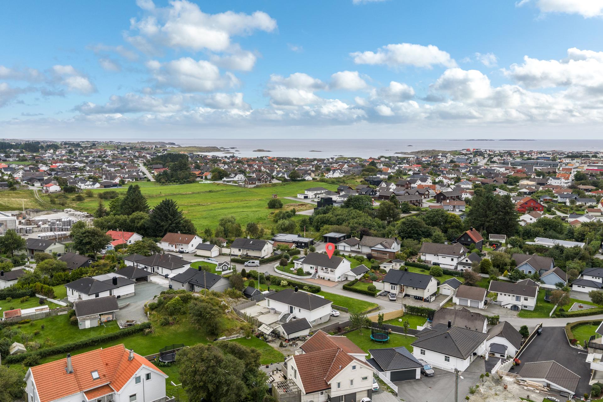 Boligen ligger  i et et etablert boligområde i Åkrehamn. Kort avstand til barnehager, skole og sentrum.. Bilde nummer 3 av 3