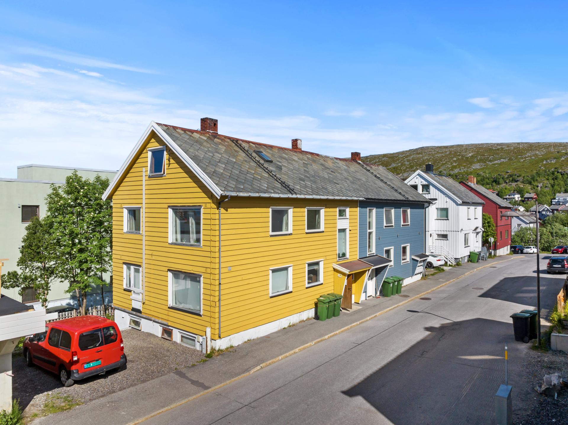 Eiendommen har en sentral beliggenhet i et etablert boligområde i Hammerfest.. Bilde nummer 2 av 3