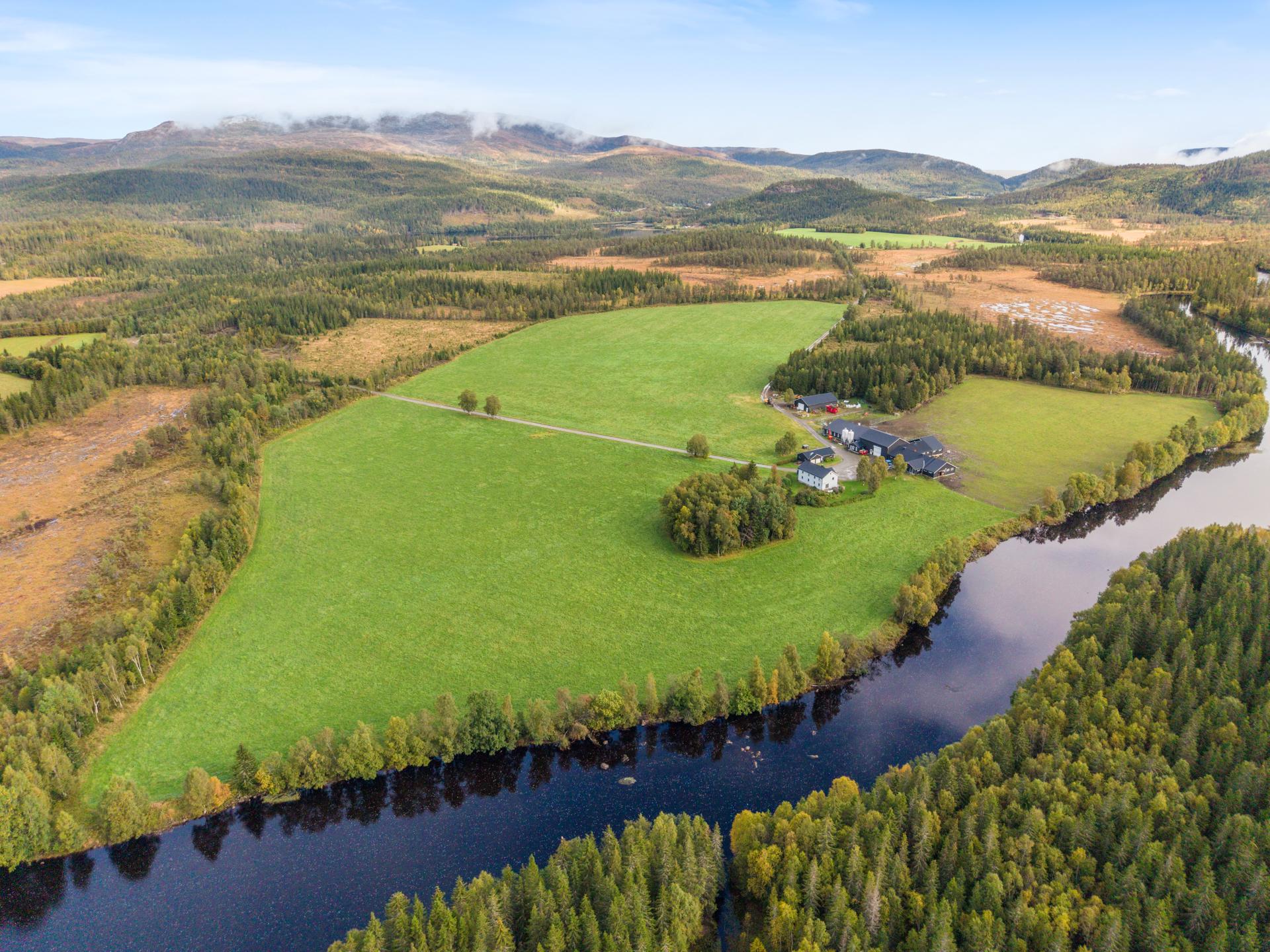 Tunet ligger landlig og skjermet til med gode solforhold og kort avstand til elva. . Bilde nummer 2 av 3