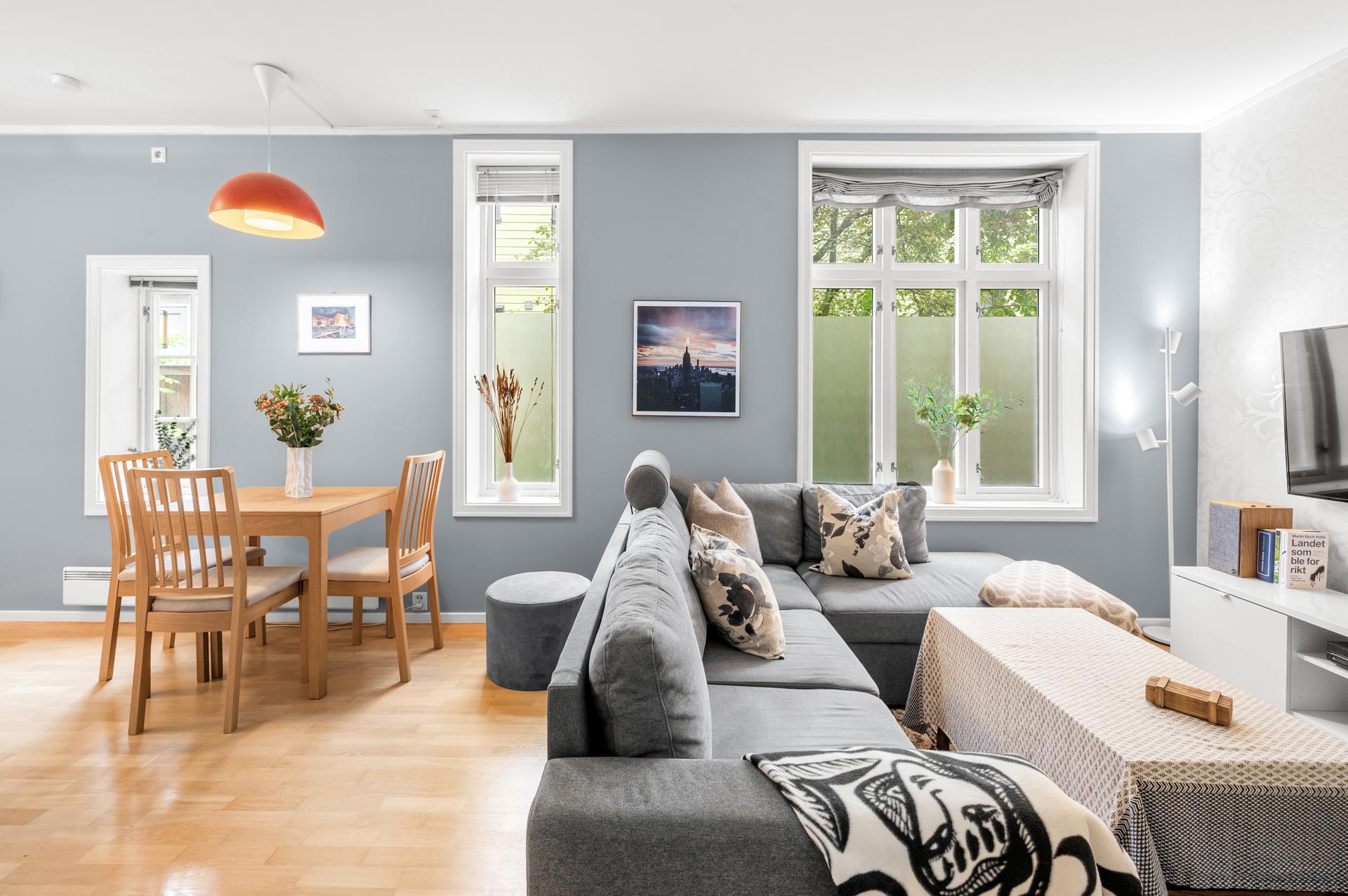 Leiligheten har fine oppholdsrom som er lette å innrede. . Bilde nummer 3 av 3