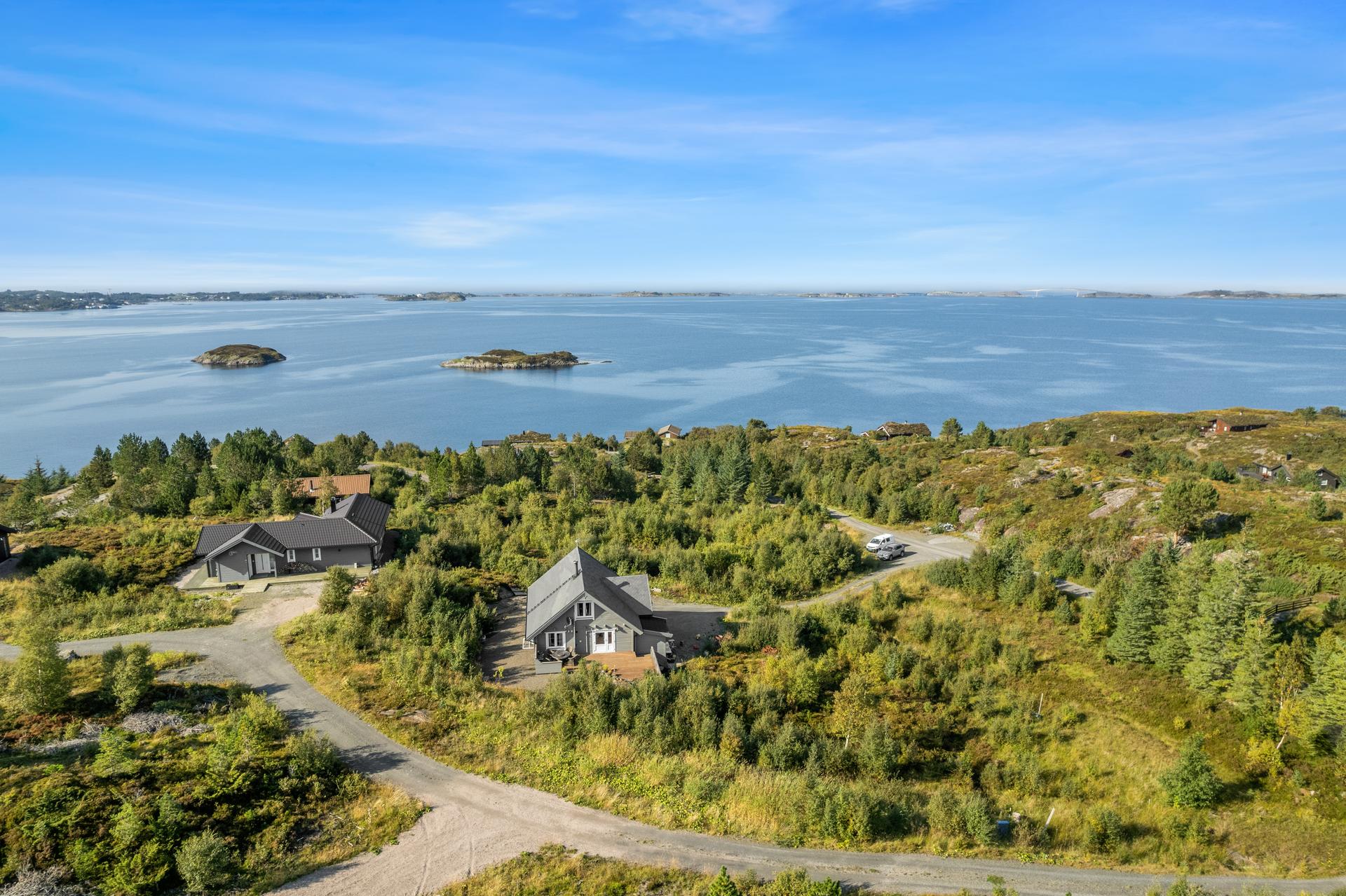 EiendomsMegler 1 v/ Morten Høvik ønsker velkommen til Trovikneset 14! Foto: Interiørfoto AS. Bilde nummer 1 av 3