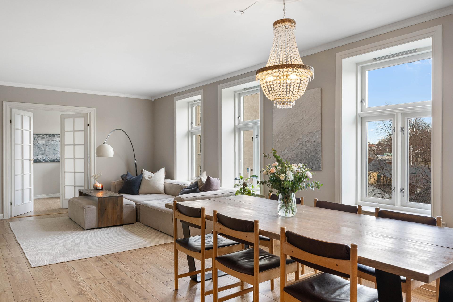 Leiligheten holder et sjarmerende utrykk med dype vinduskarmer, store vindusposter og takrosetter. Gjennomgående for hele leiligheten (med unntak av baderom) er et flott laminatgulv. . Bilde nummer 3 av 3