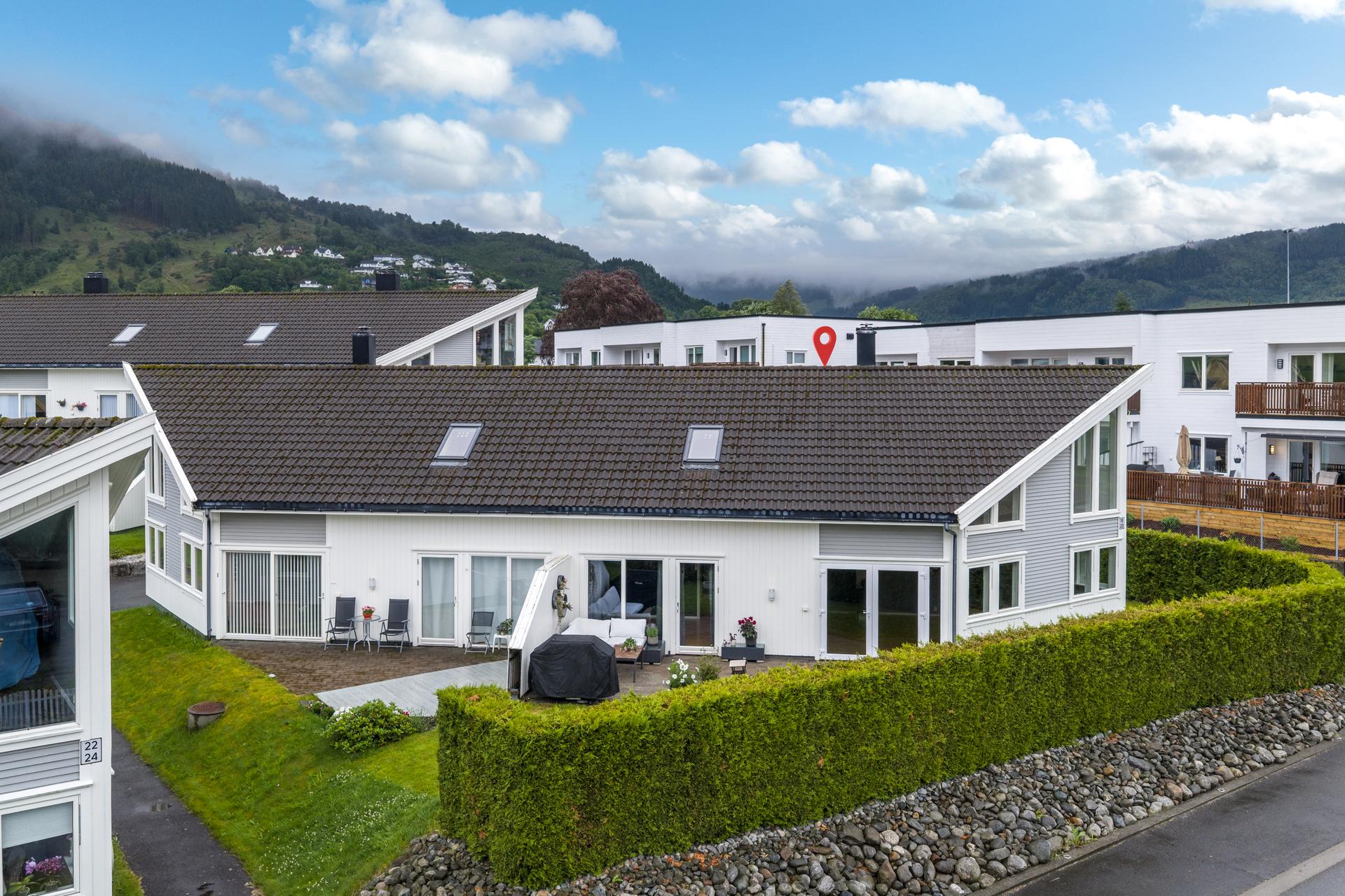 Uteplass på 24 m² med betongstein og en skjermet hage med plen.. Bilde nummer 3 av 3