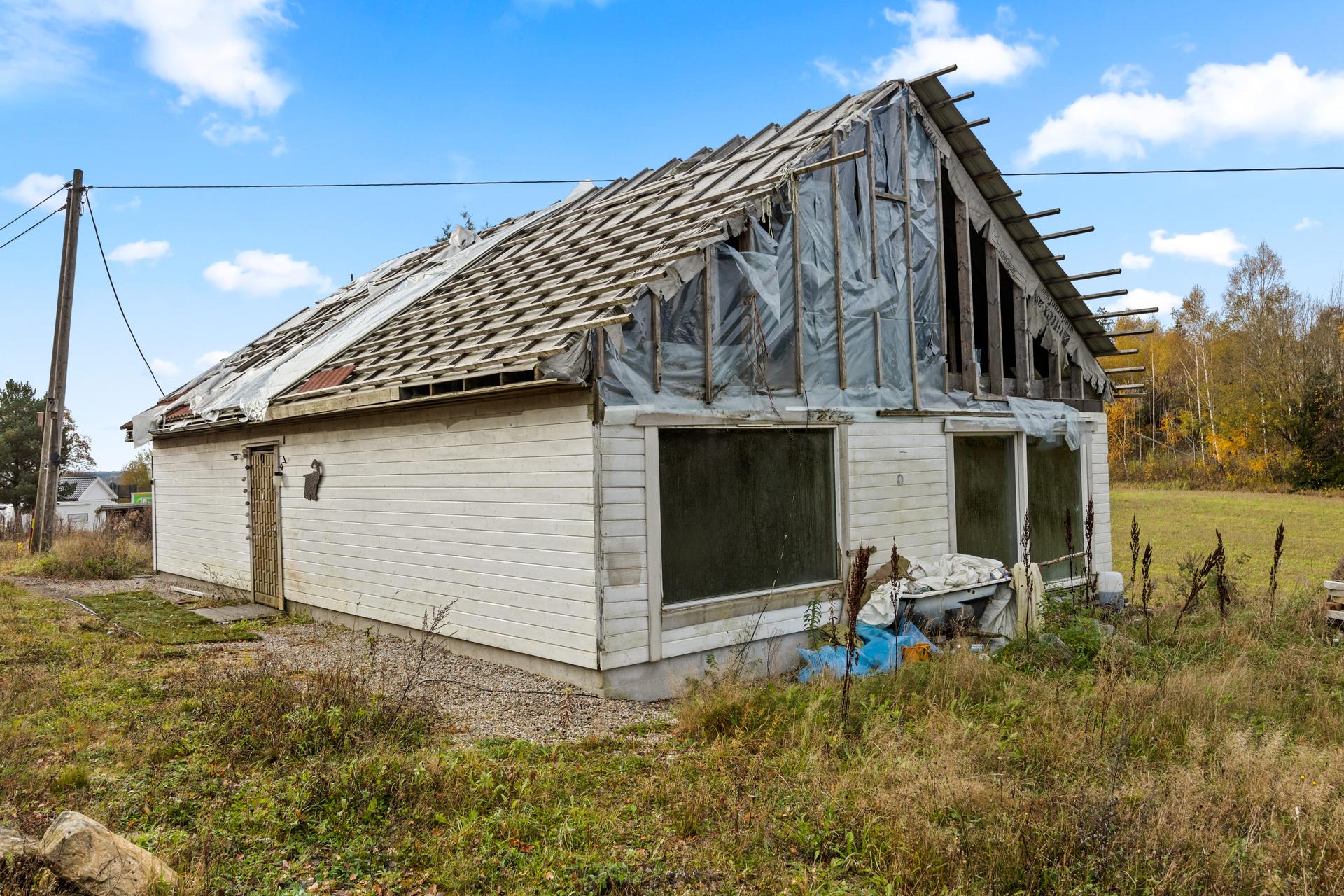 Dels flat og dels skrånende, solrik tomt på 625,6 m²  Bygningsmassen er å anse som kondemnabel. Bilde nummer 2 av 3