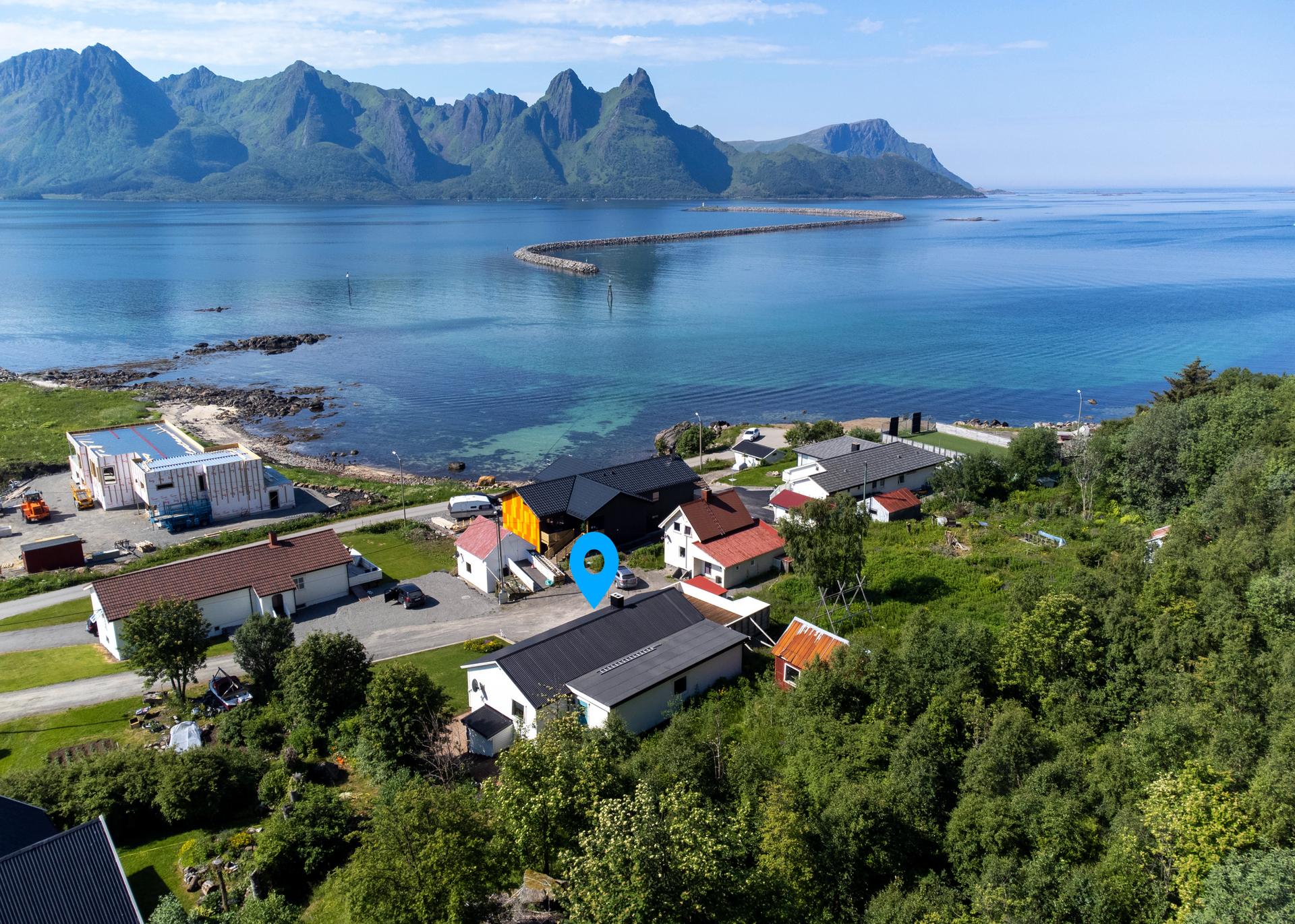 Eiendommen ligger i et attraktivt og solrikt boligområde på Myre, med flott utsikt mot sjø, fjell og innløpet til havnen.. Bilde nummer 2 av 3
