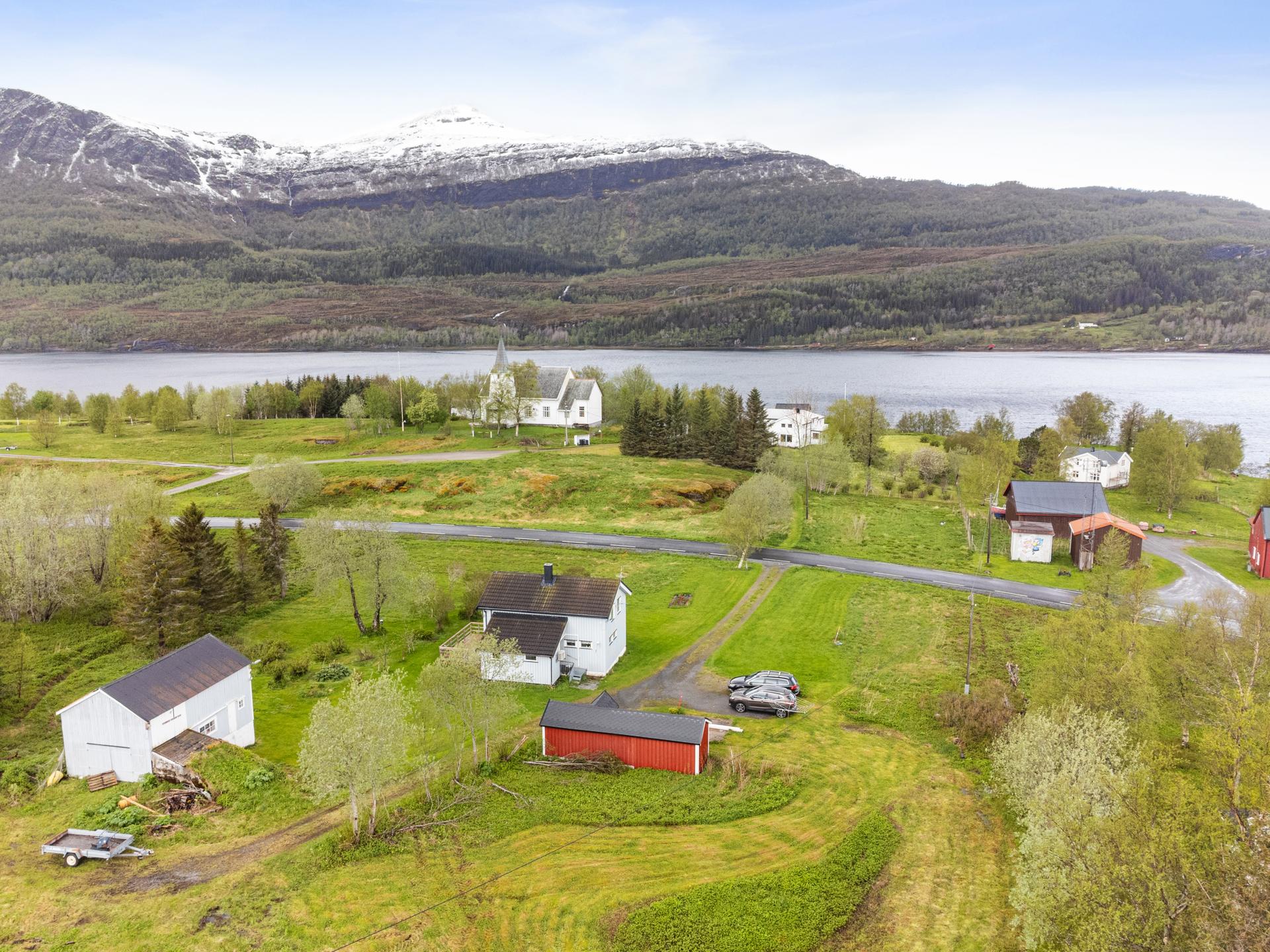 Hovedeiendommen består av stor tomt med enebolig, uthus og eldre fjøs. . Bilde nummer 2 av 3