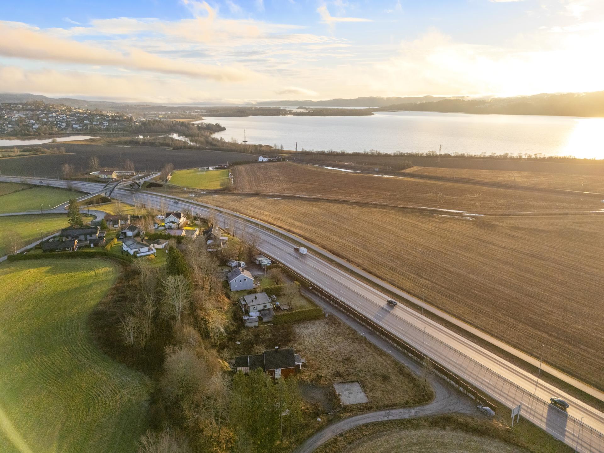 Eiendommen ligger i et åpent kulturlandskap i Åkrene, med nærhet til Nitelva og flotte turområder.. Bilde nummer 2 av 3