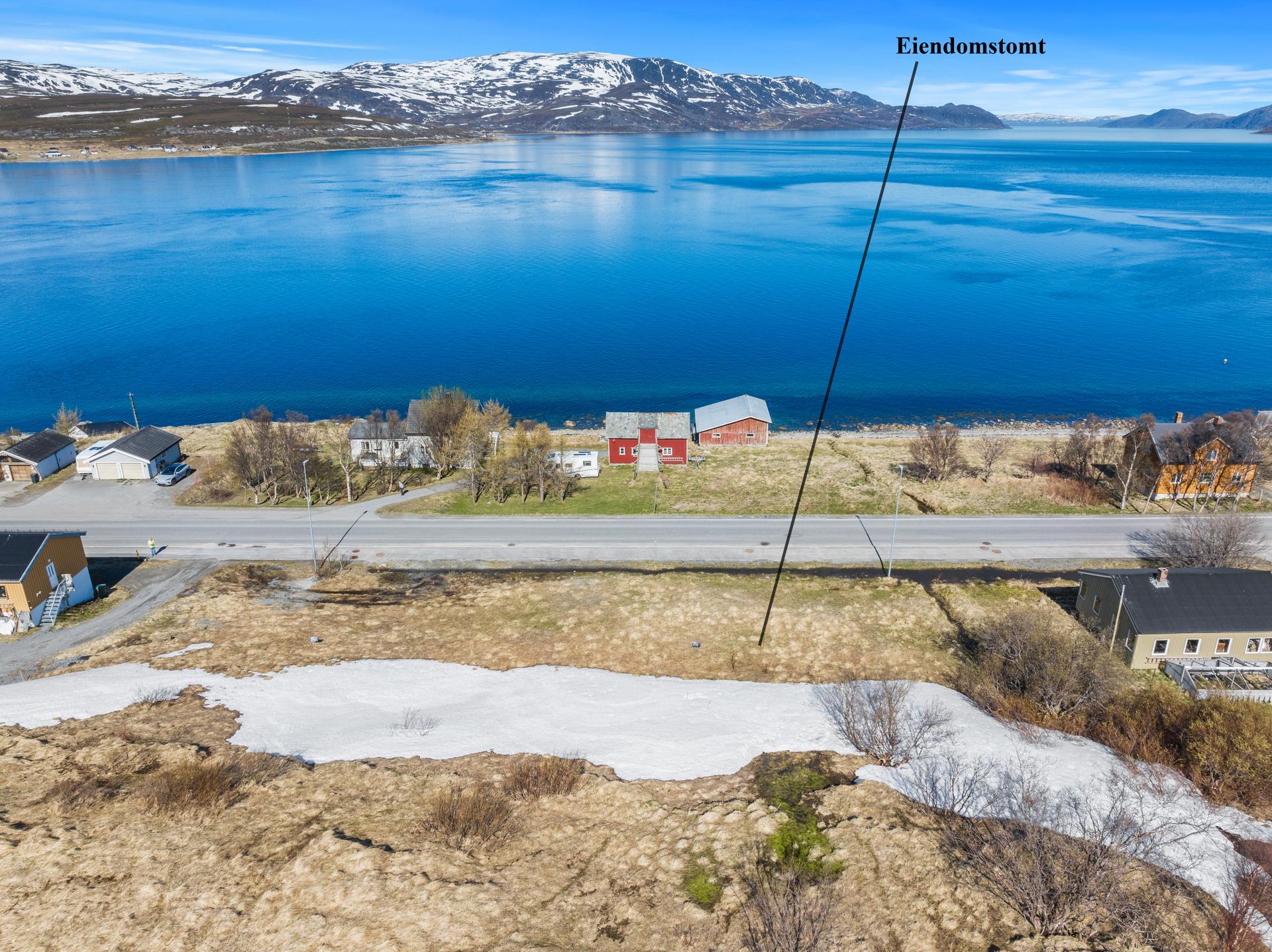 Oversiktsbilde som viser tomtens plassering i landskapet. (Illustrasjon). Bilde nummer 1 av 3