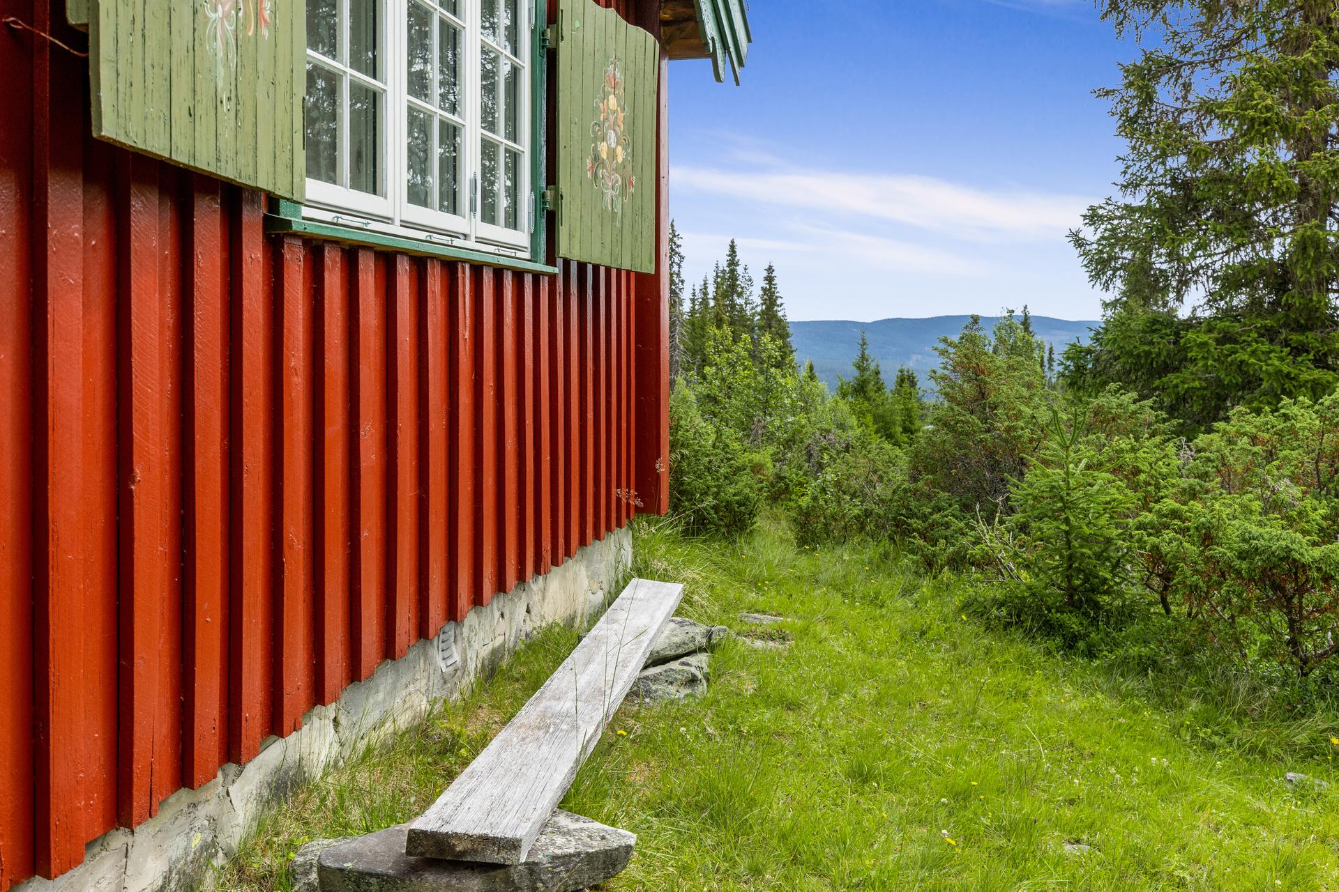 Fritidseiendom bestående av hytte, uthus med utedo og et maskinlaftet uthus.. Bilde nummer 2 av 3