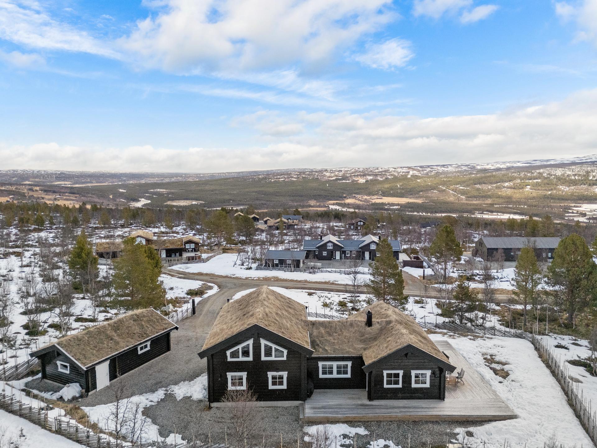 Eiendommen har en fantastisk beliggenhet med fin utsikt mot Røros og Sylan.. Bilde nummer 3 av 3