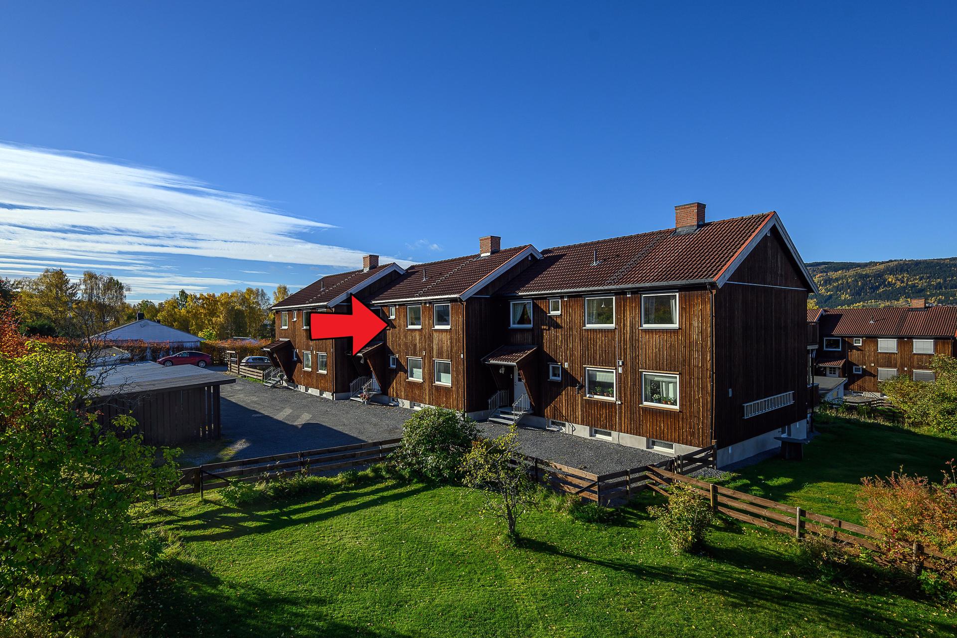 Bygget ble etterisolert og kledd om i 2014, og borettslaget redrenerte bygningene i 2026.. Bilde nummer 2 av 3