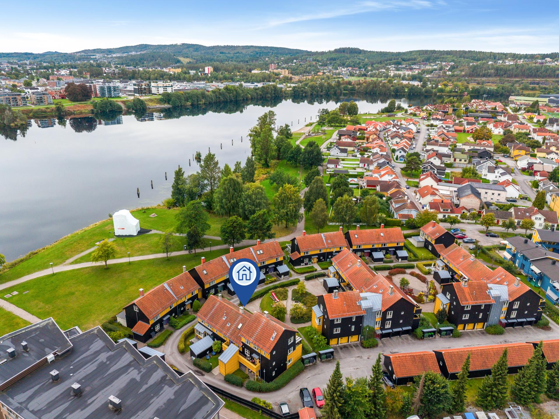 Boligen ligger like ved Hjellevannet og Bakkestranda med fine tur- og rekreasjonsmuligheter.. Bilde nummer 2 av 3