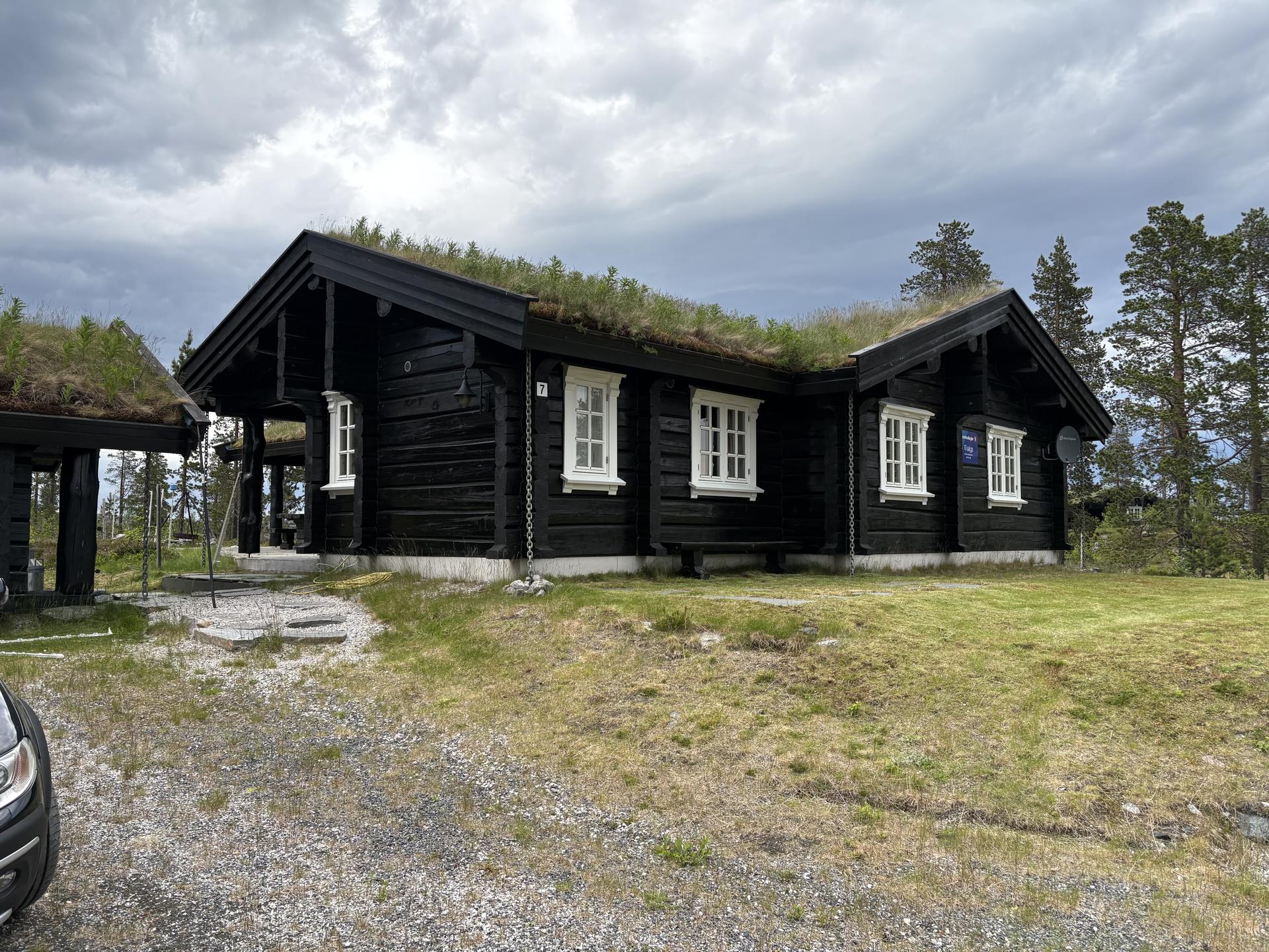 Hytta har enkel helårs adkomst med biloppstillingsplass på eget tun. (selgers private bilde) . Bilde nummer 2 av 3