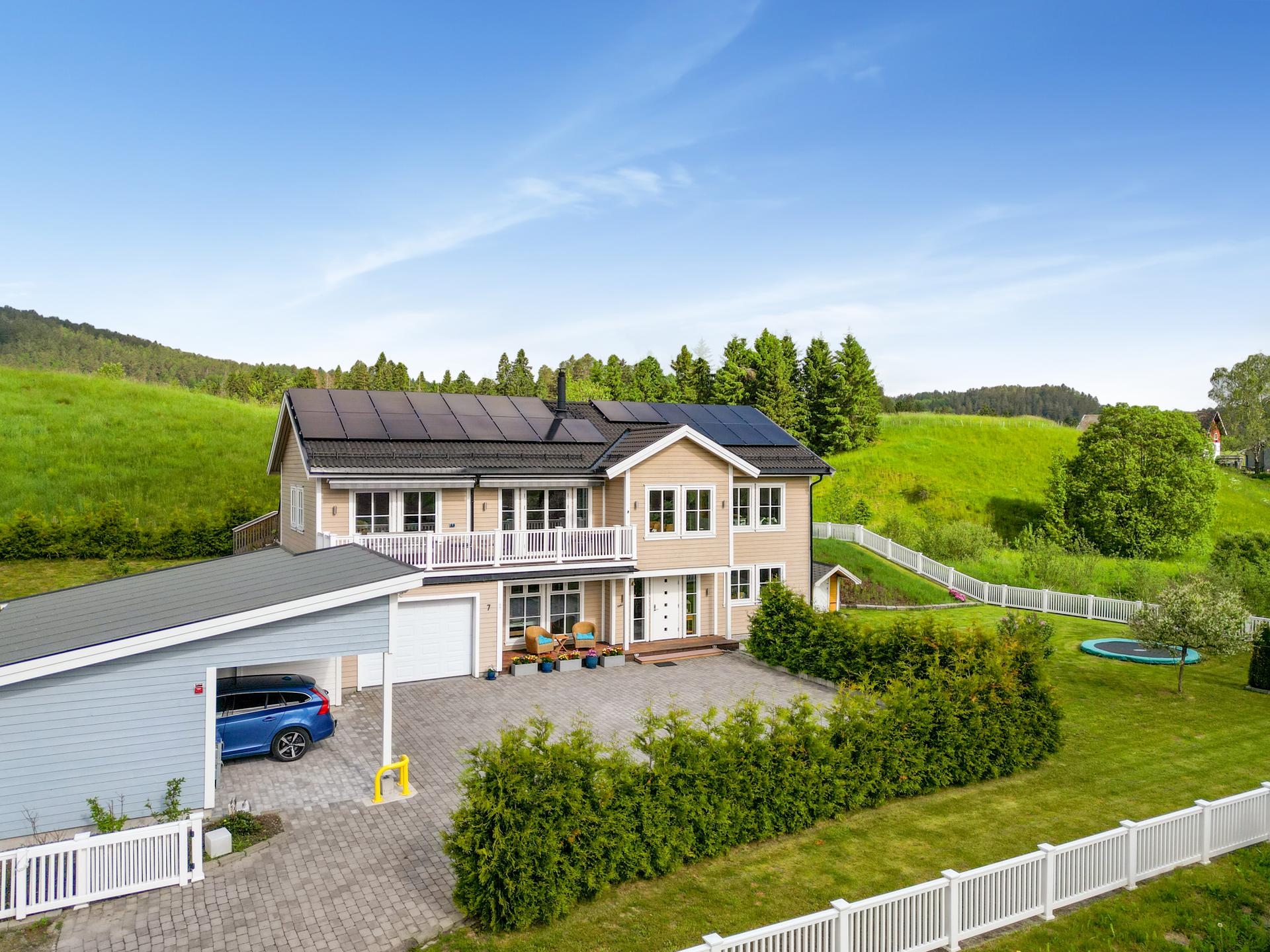Dobbel carport med isolert bod ble oppført i perioden 2023-2024, i tillegg til integrert garasje i boligen.. Bilde nummer 3 av 3