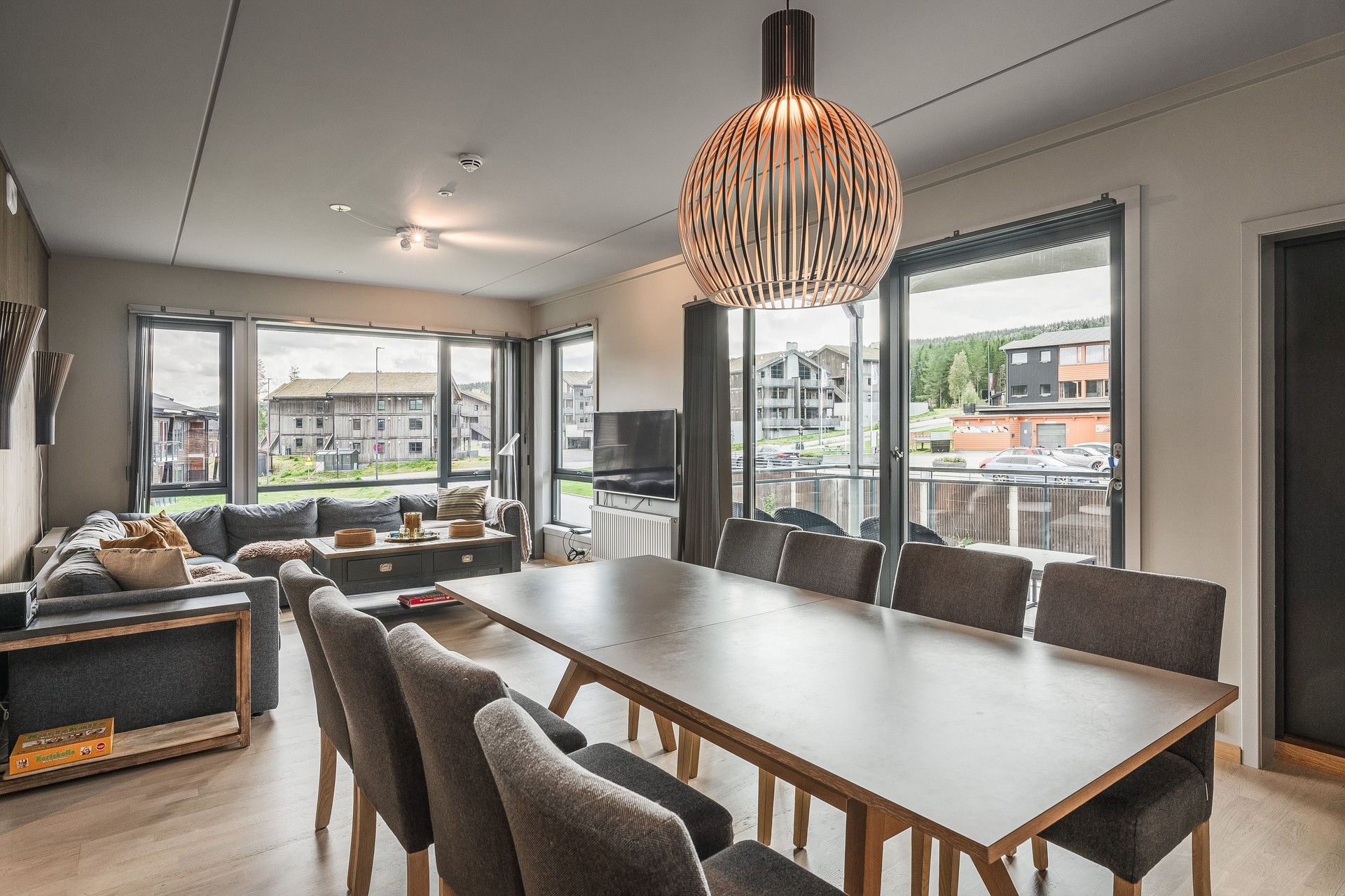 Fra stuen er det direkte utgang til en romslig balkong på 11 m².. Bilde nummer 3 av 3