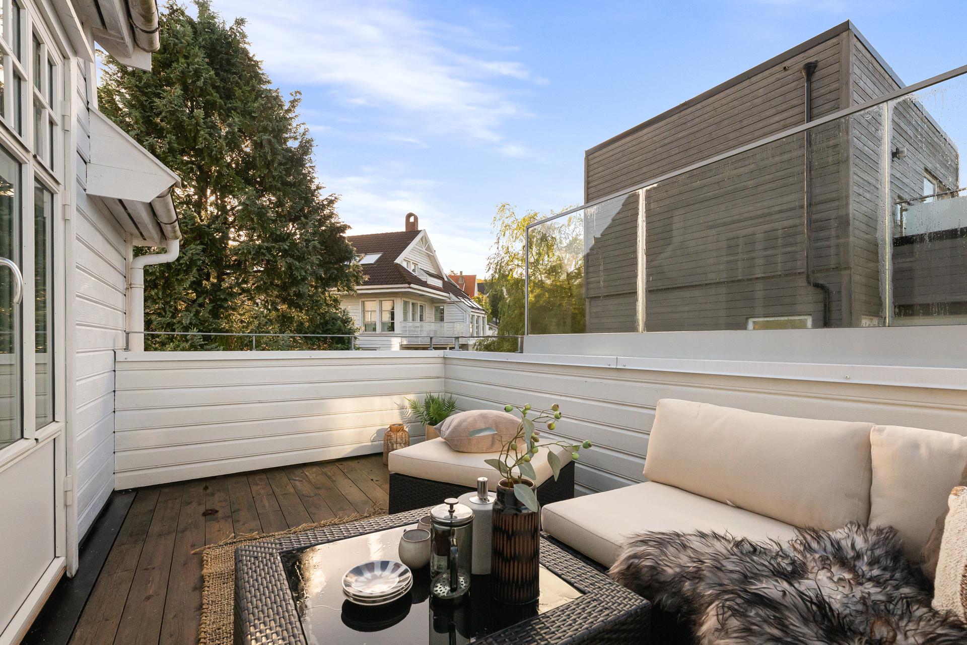 Balkongen har terrassebord i tre og god plass til en romslig sittegruppe.. Bilde nummer 3 av 3