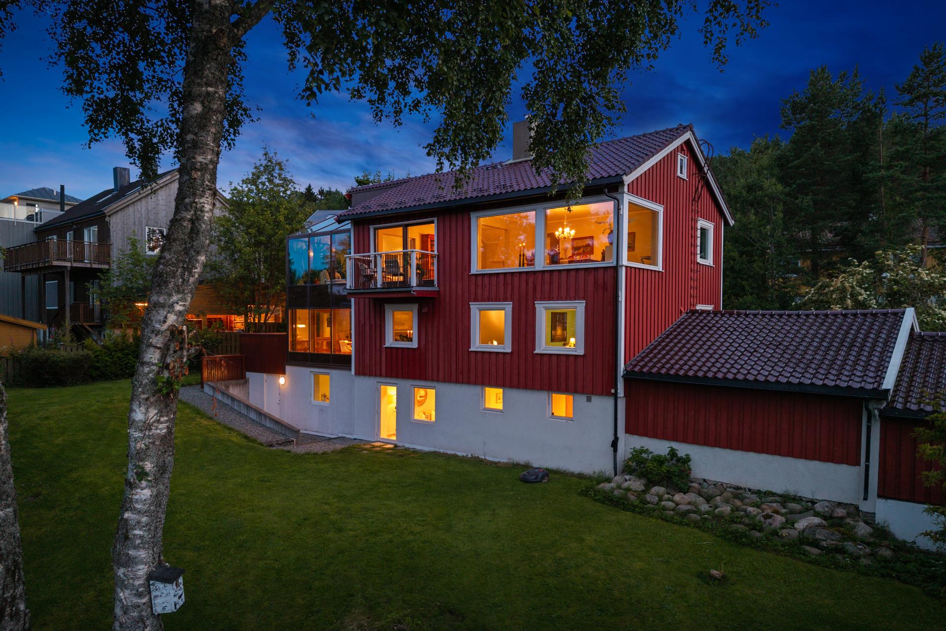 Eiendommen har en attraktiv og familievennlig beliggenhet i et veletablert boligområde på Sverresborg som er spesielt attraktivt for barnefamilier.. Bilde nummer 3 av 3