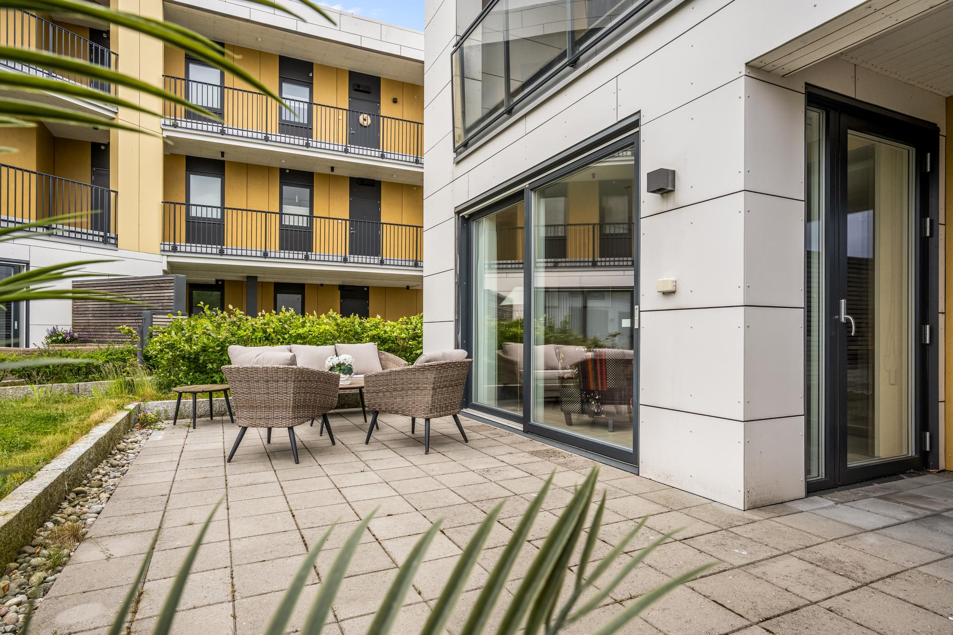 Fra stuen er det direkte utgang til en stor, privat uteplass på ca. 27 m² med tilhørende plen.. Bilde nummer 2 av 3
