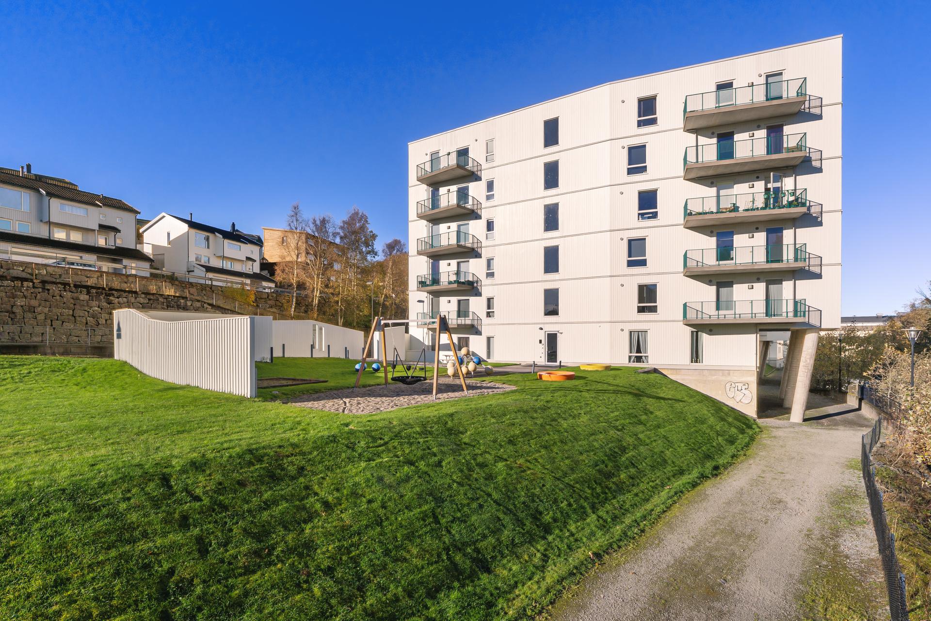 Sameiet Elvegaarden ligger sentralt på Ålgård med parkmessige fellesarealer rett utenfor.. Bilde nummer 3 av 3