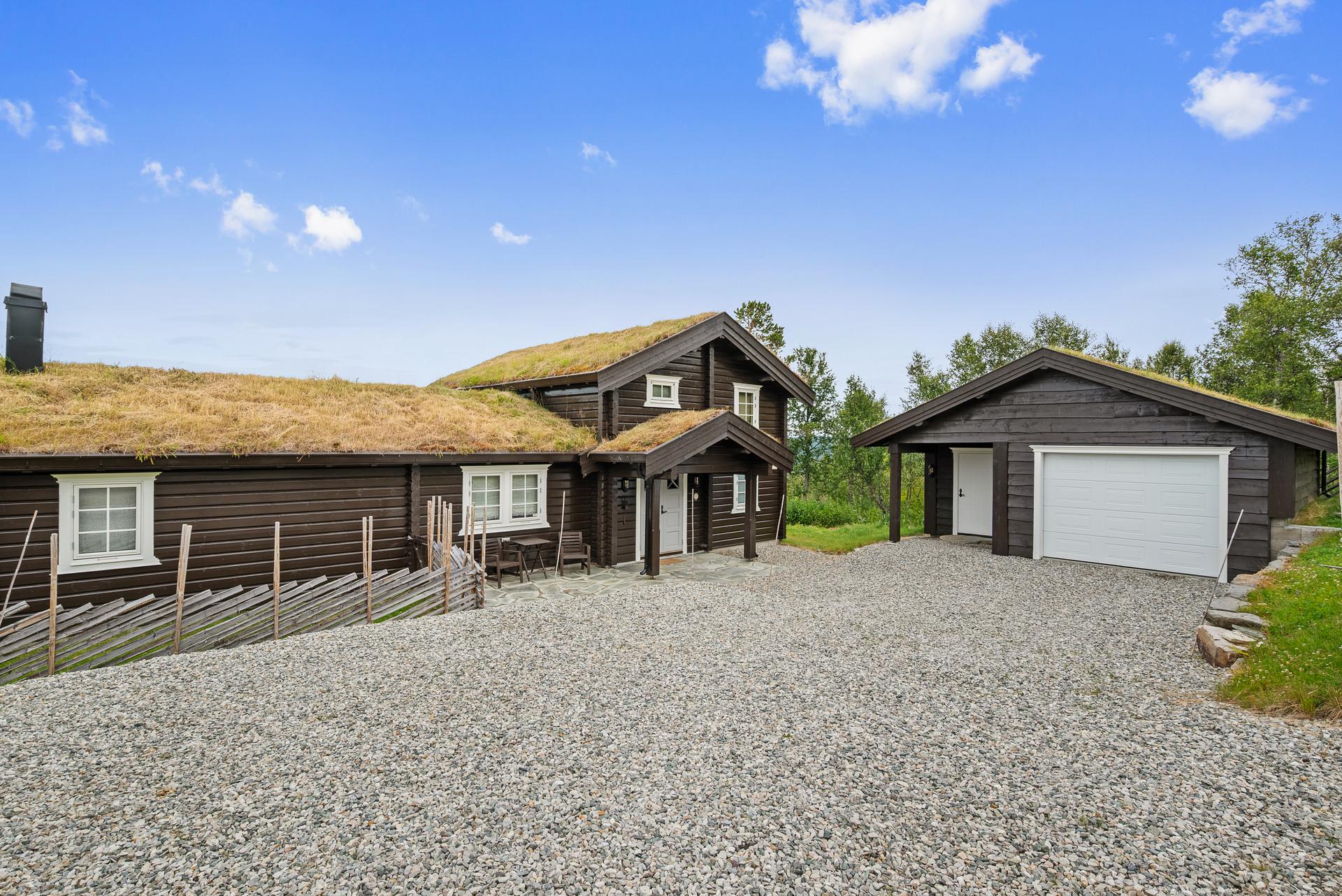 Her presenteres en meget solid og innholdsrik hytte, oppført i laftet tømmer fra Røroshytta.. Bilde nummer 2 av 3