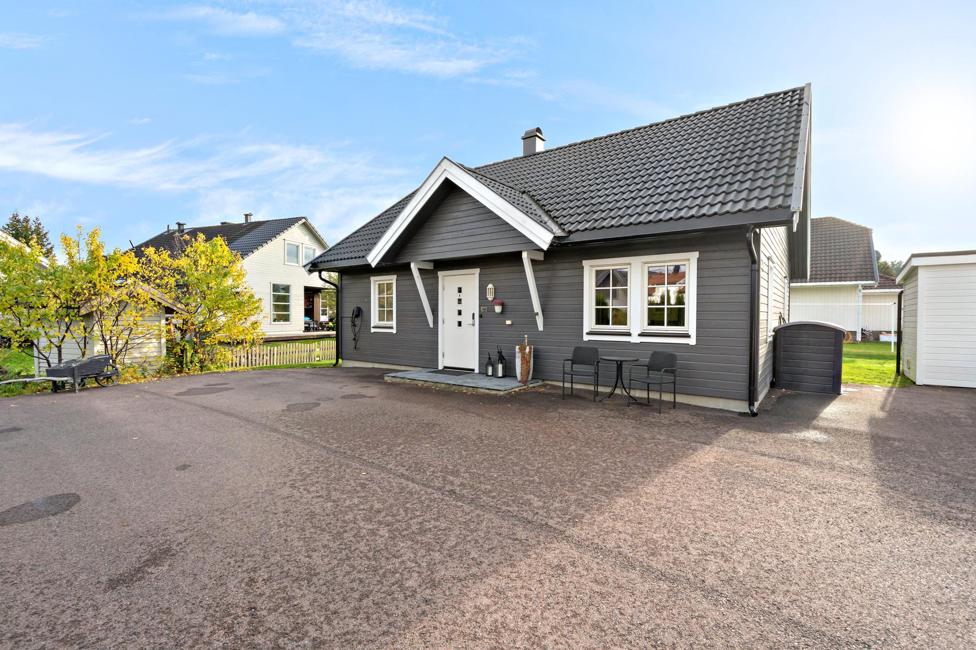 Boligen ligger fint til i et etablert og rolig boligområde på Loesmoen. . Bilde nummer 3 av 3