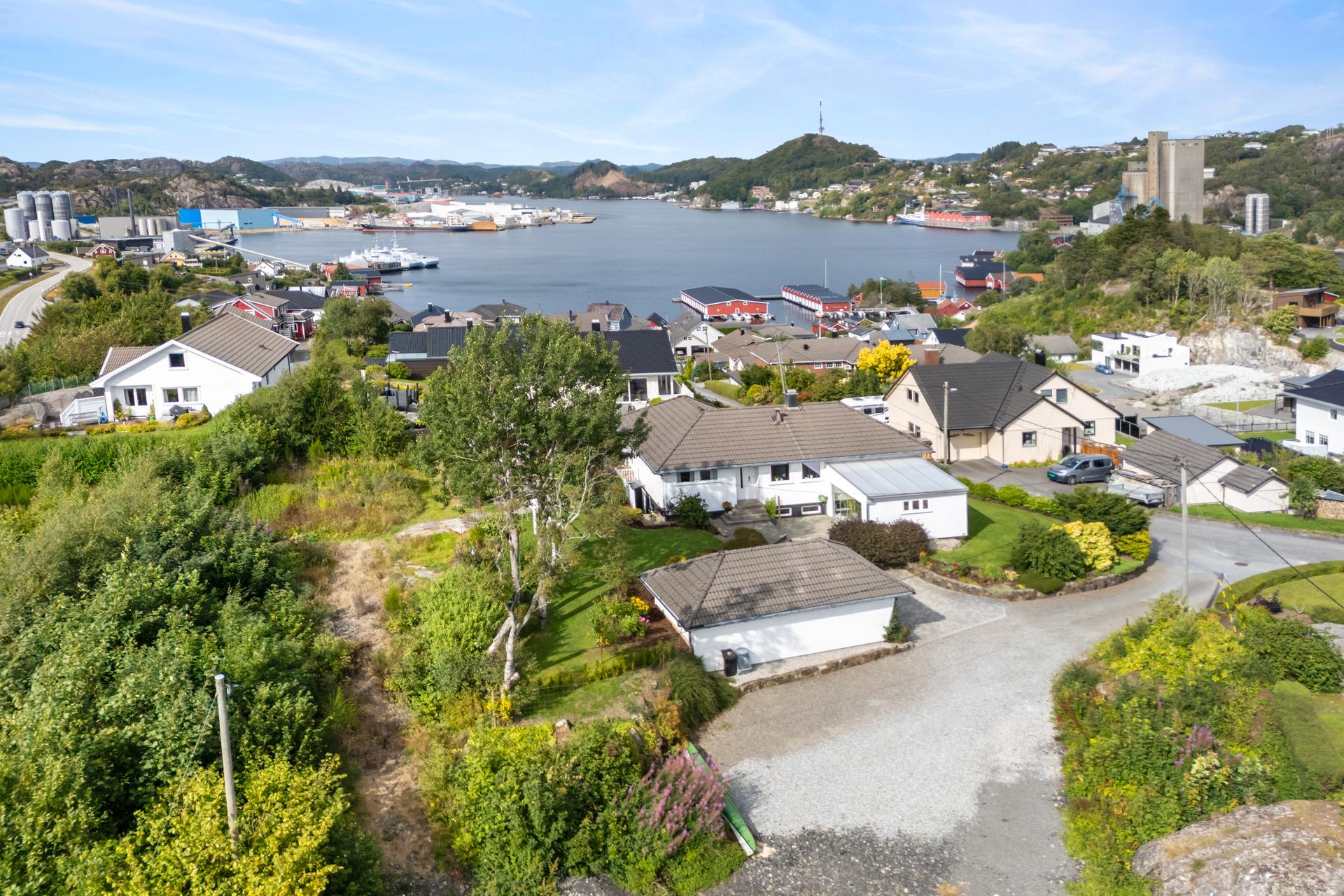 Enebolig med en attraktiv beliggenhet på Søndre Eigerøy, nær sjøen.. Bilde nummer 2 av 3