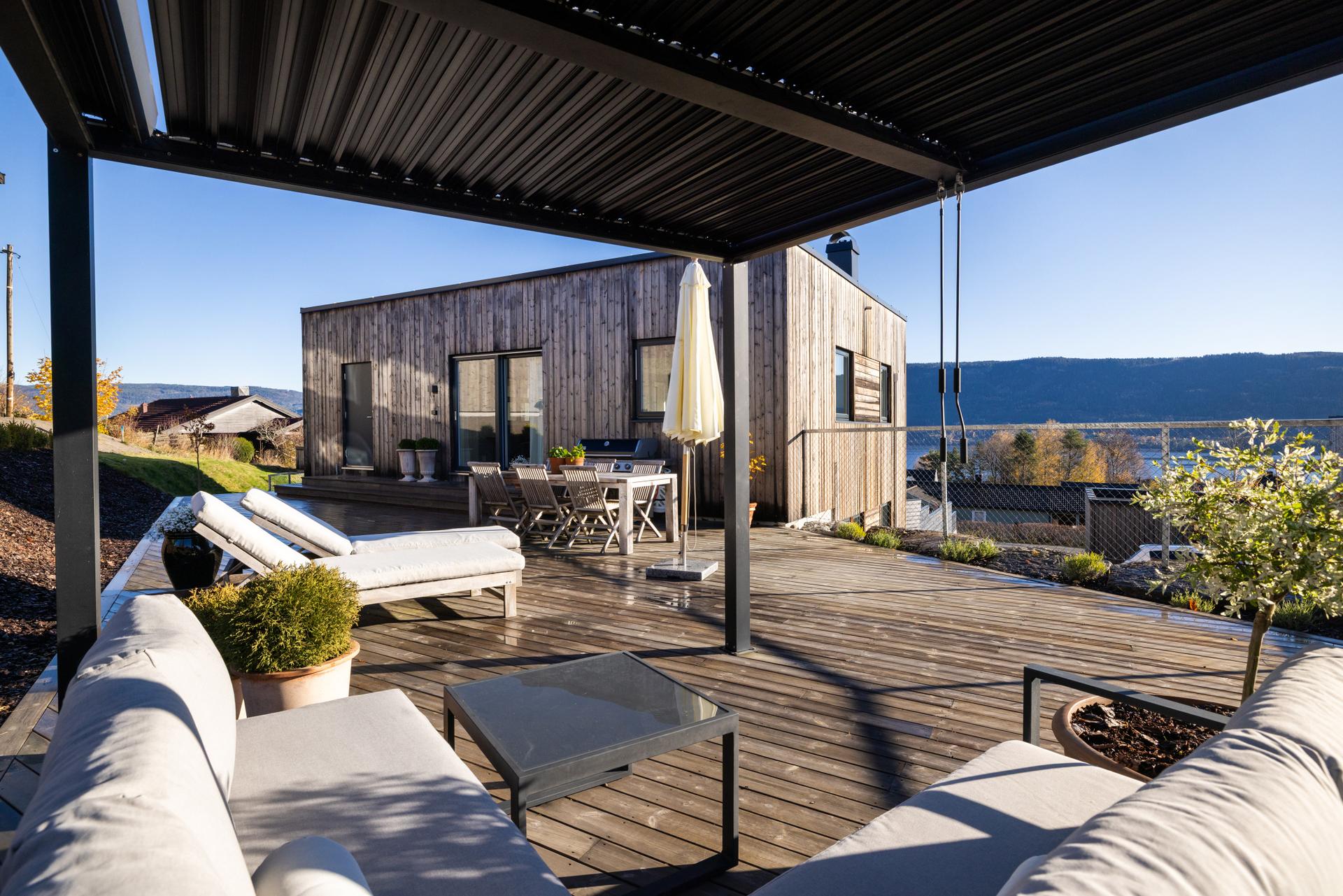 Fra terrasseplattingen og paviljongen er det utsikt mot Steinsfjorden og omkringliggende åser.. Bilde nummer 2 av 3